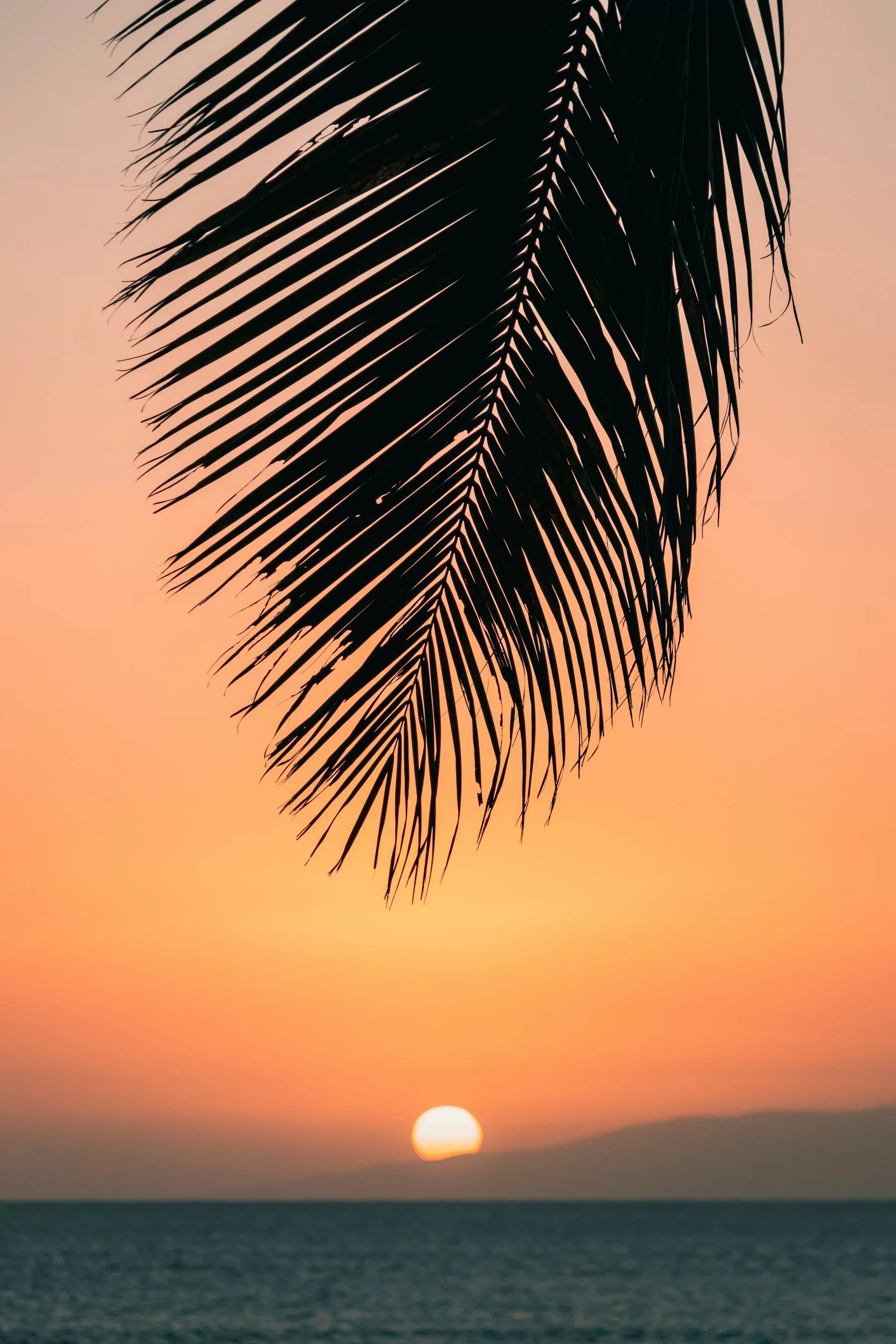 De zon die langzaam de zee in zakt in Molokai, Hawaii