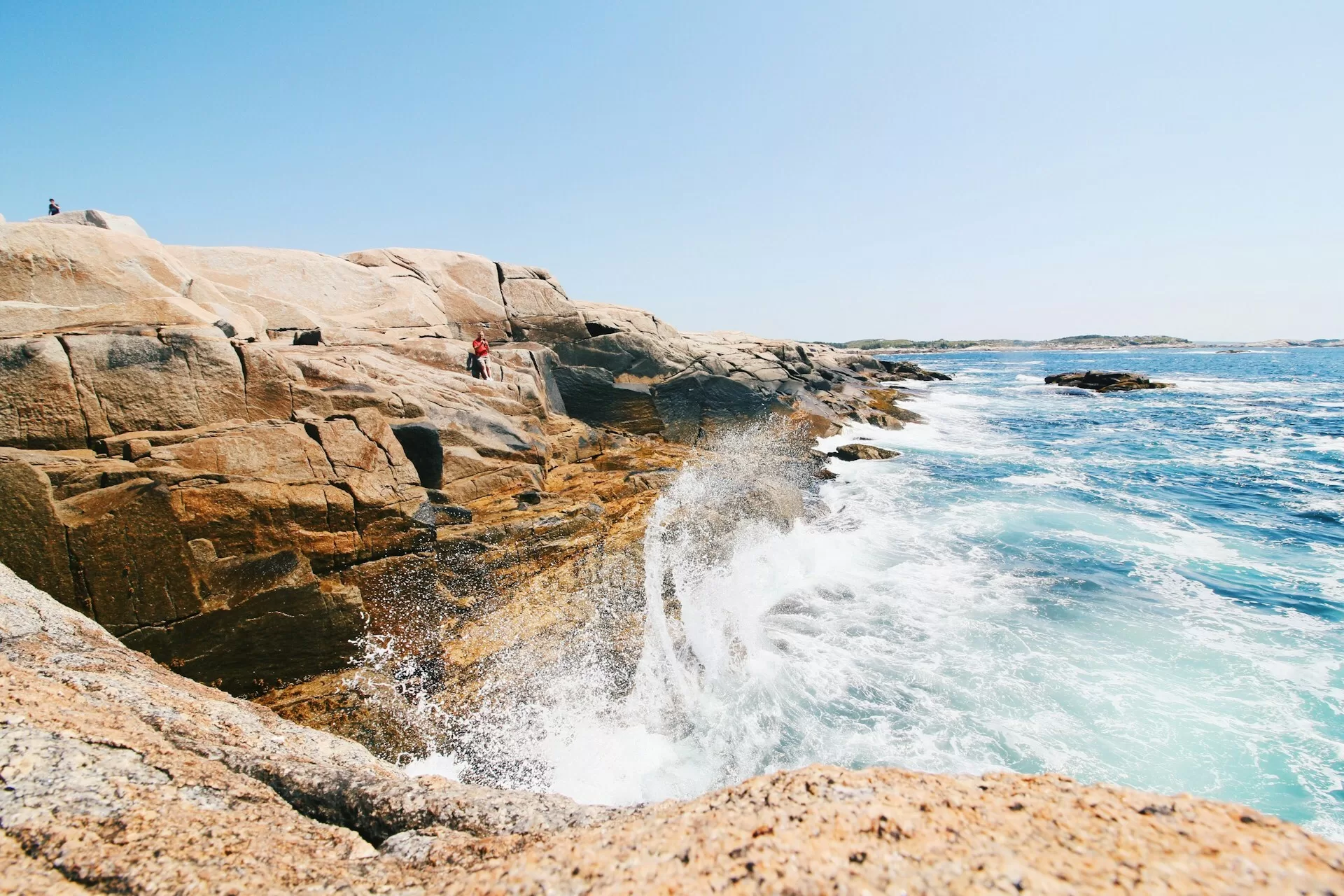 Rotsen langs de kust van West Bay in Nova Scotia