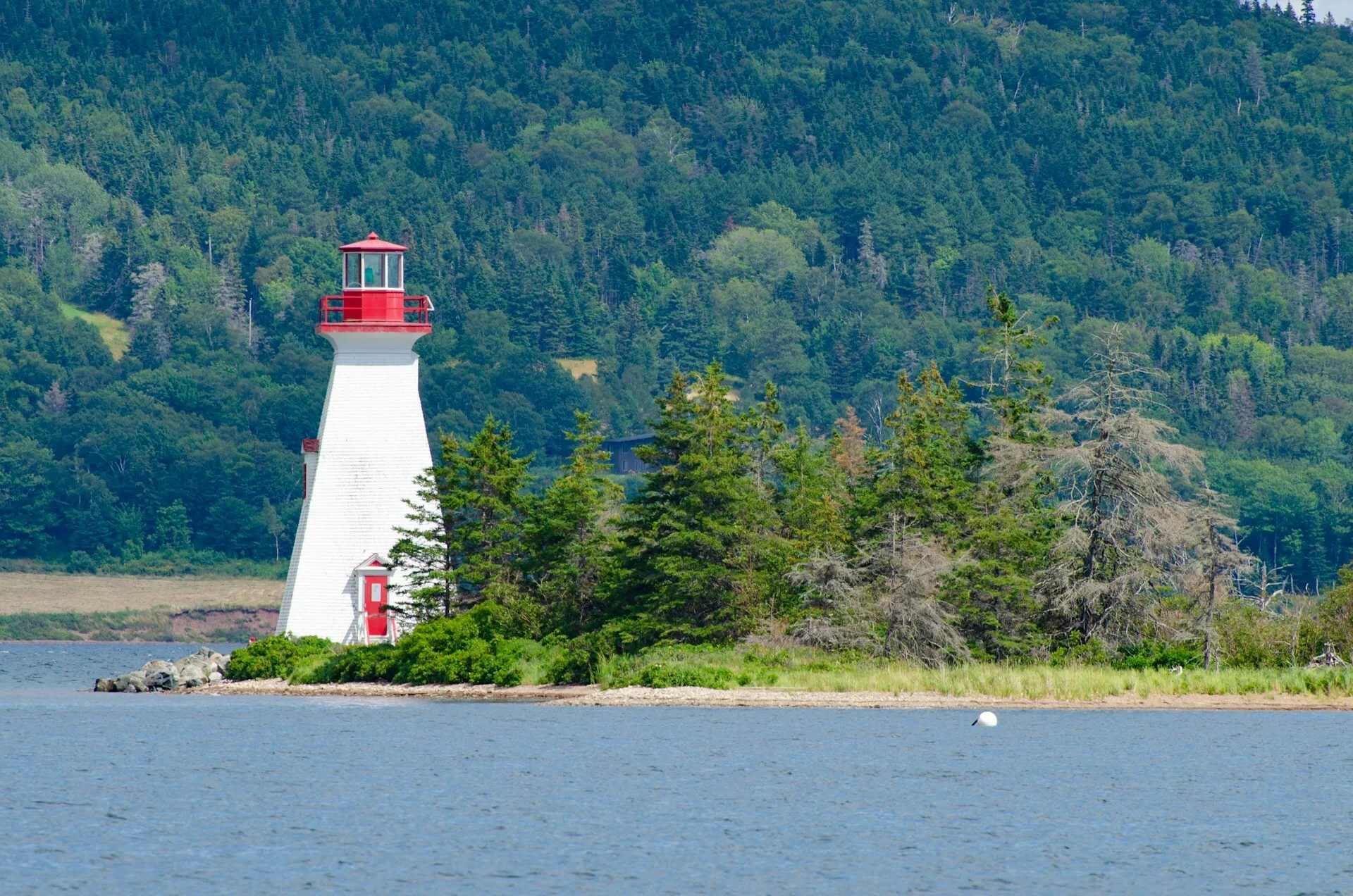 Vuurtoren op een eilandje in Baddeck, Nova Scotia