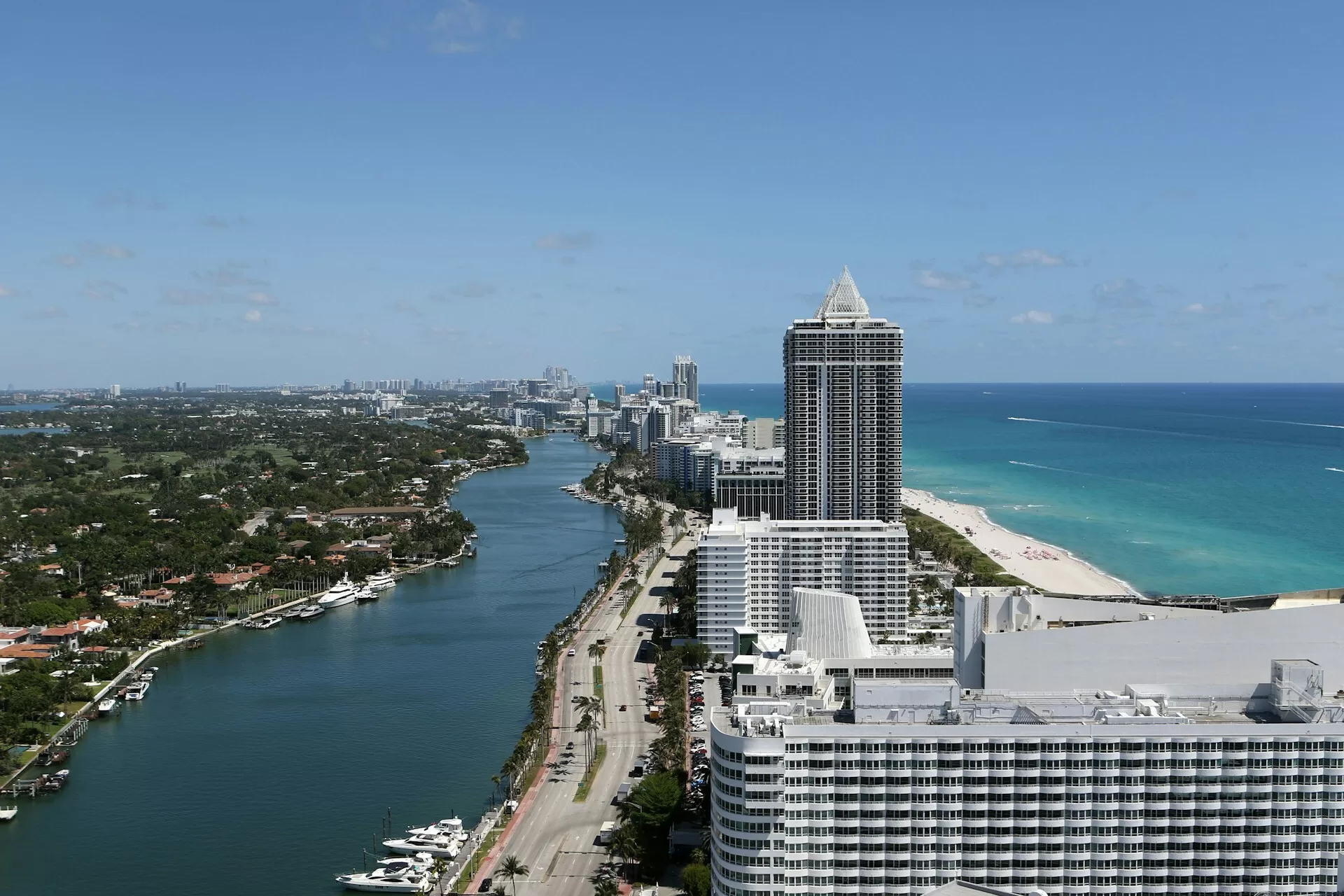 Hotels Miami Beach aan Collins Ave en Indian Creek met op de voorgrond Fontainebleau,