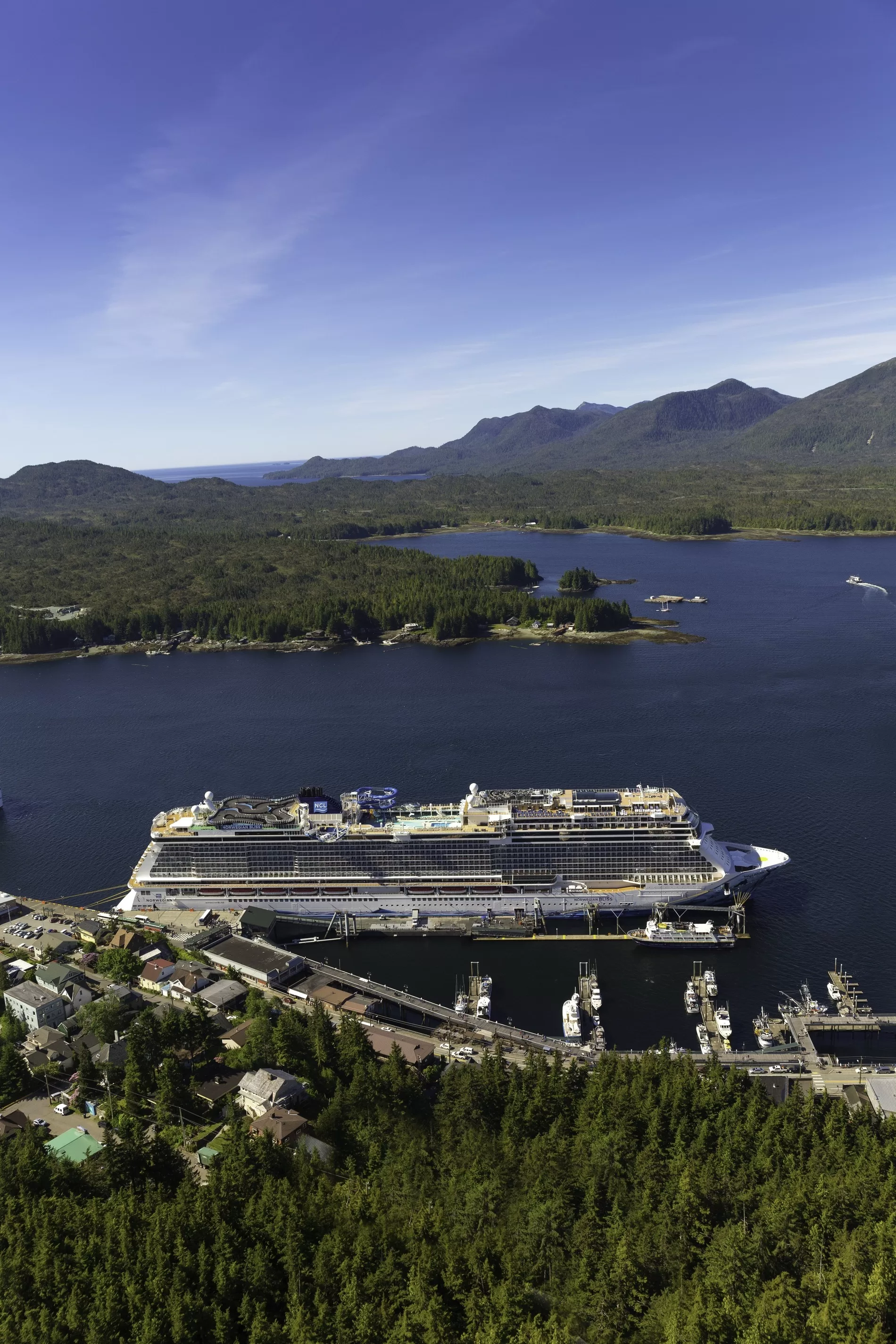 Cruiseschip van Norwegian aangelegd in Ketchikan Harbor in Alaska
