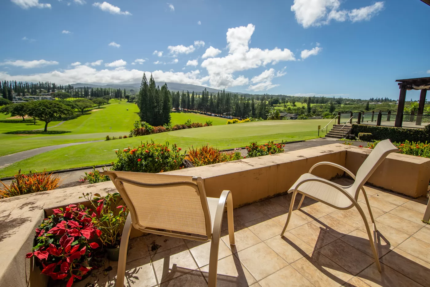 Uitzicht over de golfbanen vanaf een balkon bij het Hotel The Kapalua Villas Lahaina