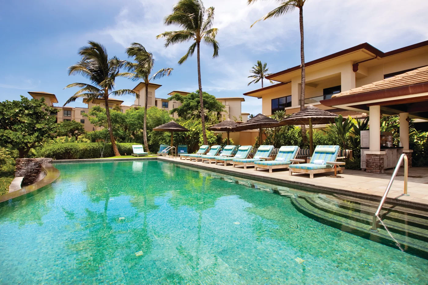 Buitenzwembad met ligbedjes bij het Hotel The Kapalua Villas Lahaina