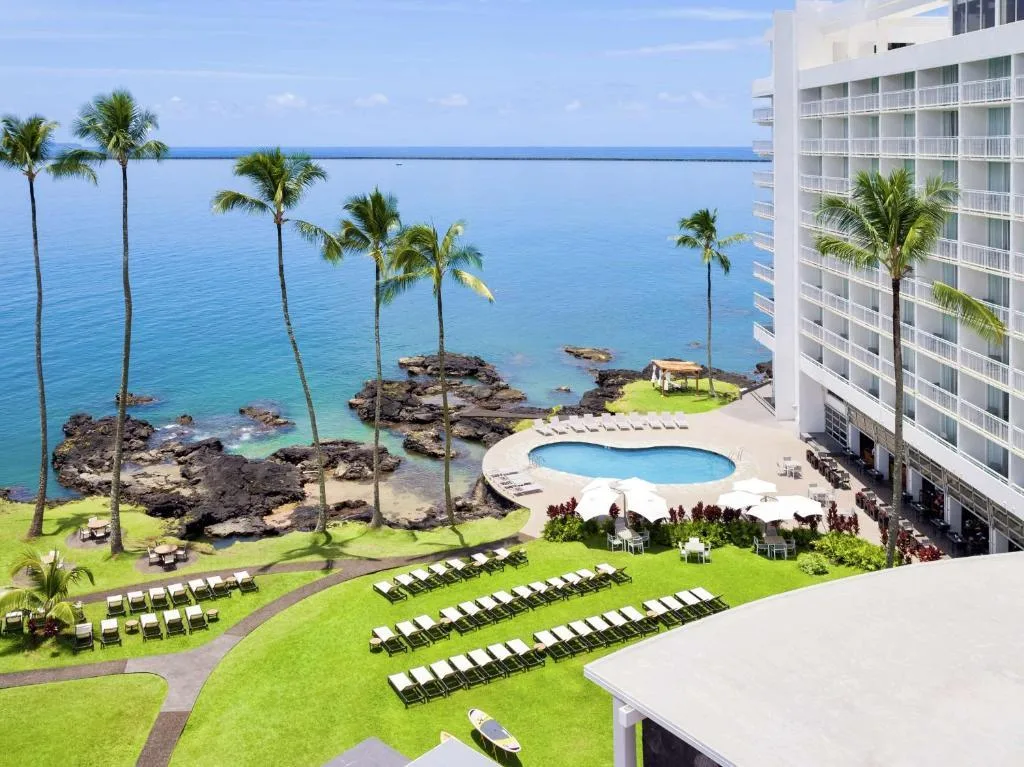 Een luchtfoto van het Grand Naniloa a Double Tree by Hilton Hilo aan de kust