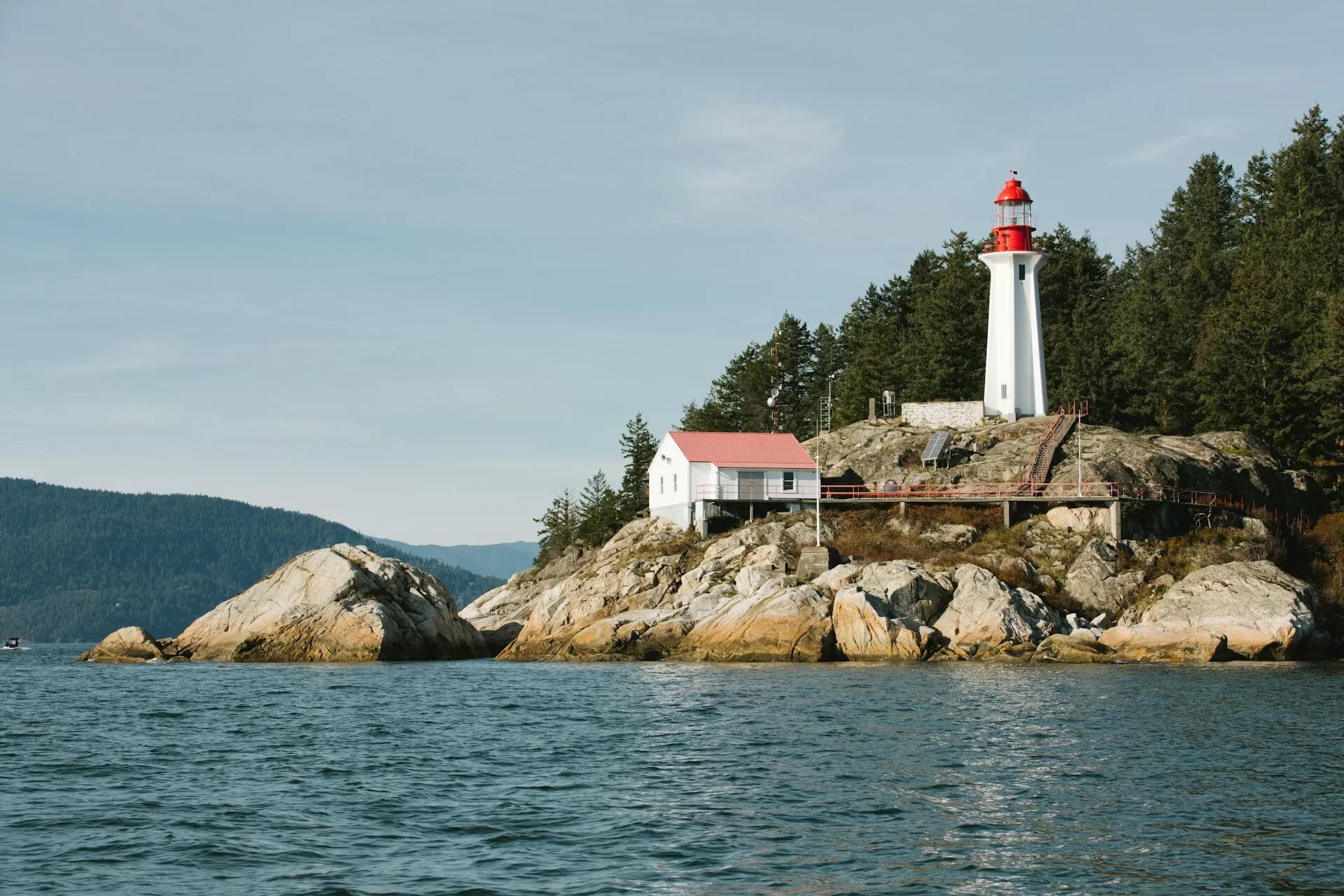 Cape Mudge Lighthouse aan de kust van Quadra Island, British Columbia