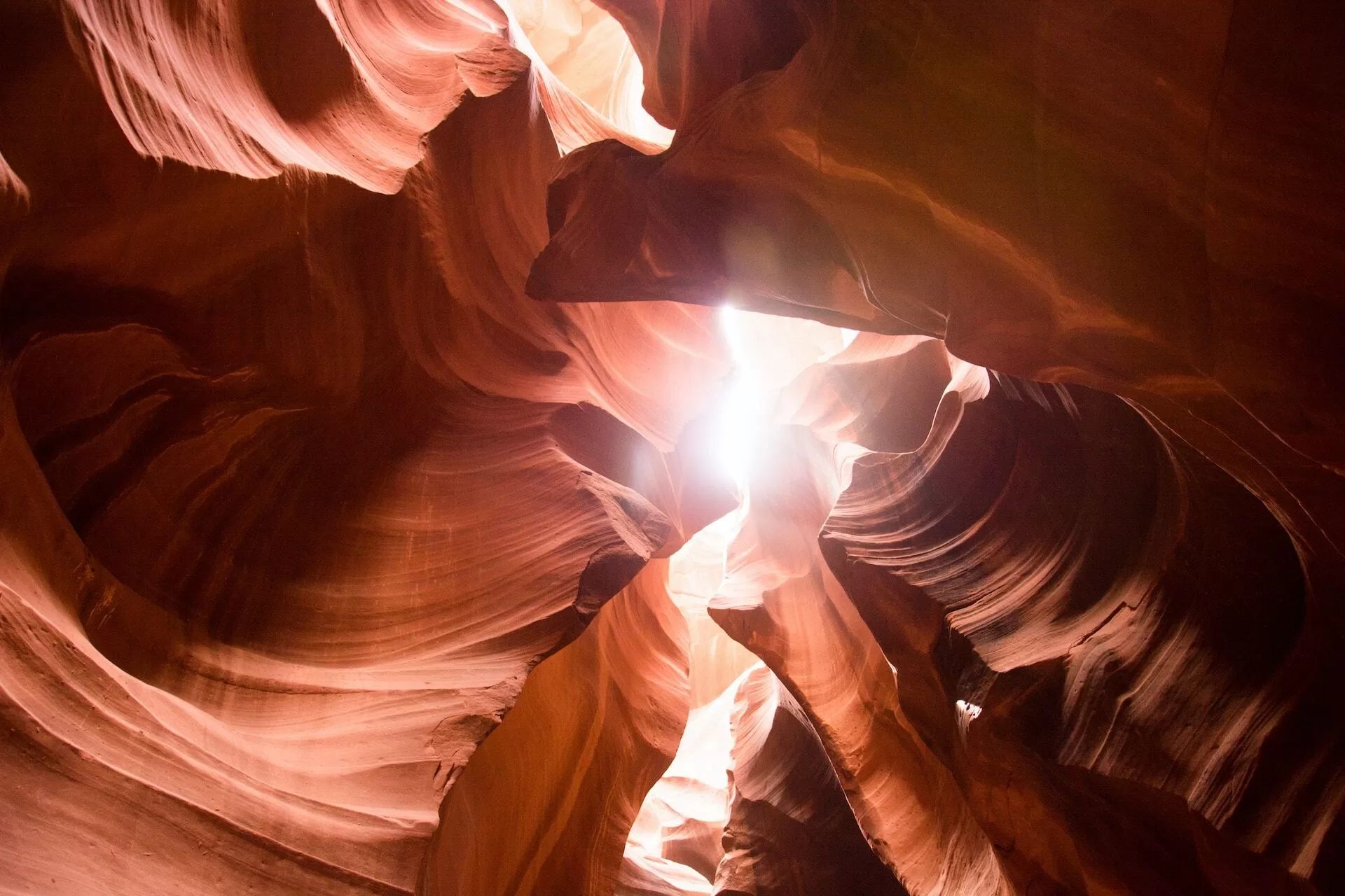 Zonlicht door de grillige wanden van Antelope Canyon in Page Arizona