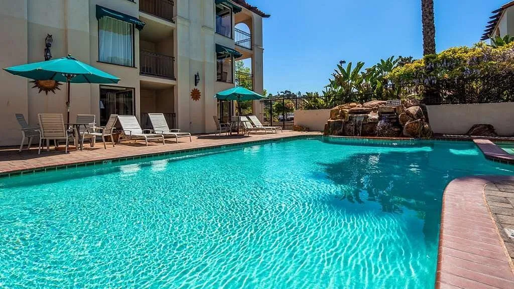 Buitenzwembad met ligbedjes en parasols in het Best Western Casa Grande Arroyo Grande