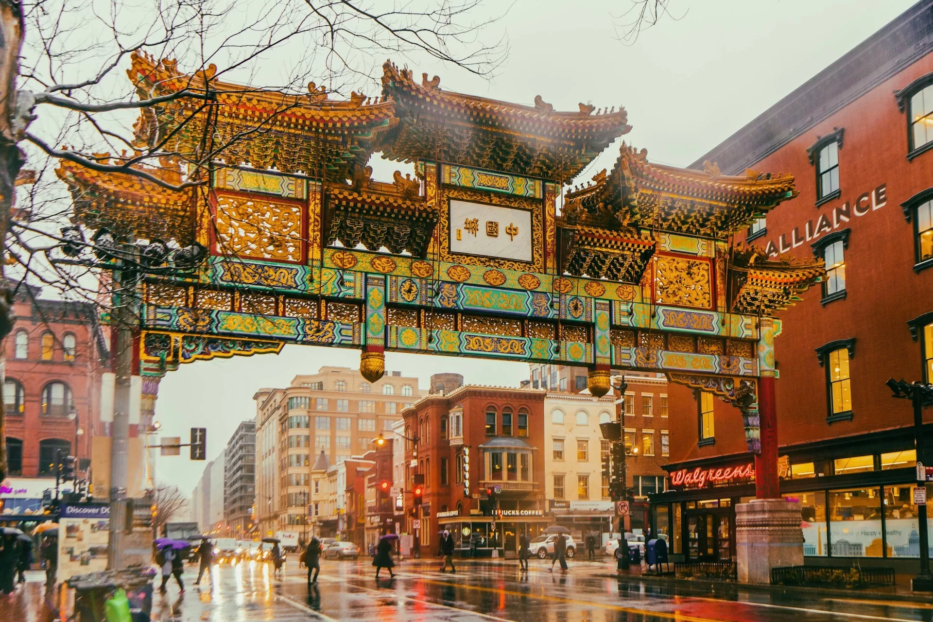 De poort naar Chinatown tijdens een regenachtige dag in Washington