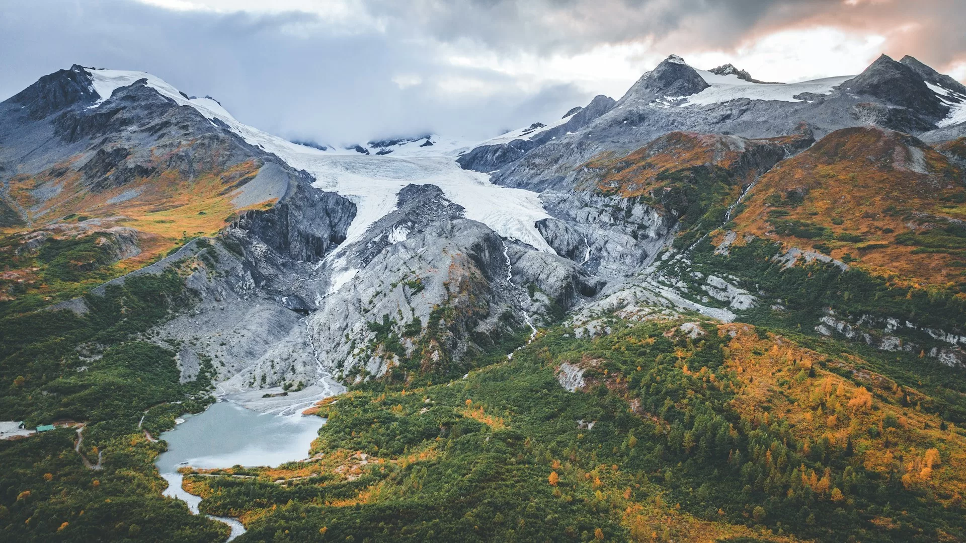 Uitzicht over de bergen en gletsjer in Valdez, Alaska