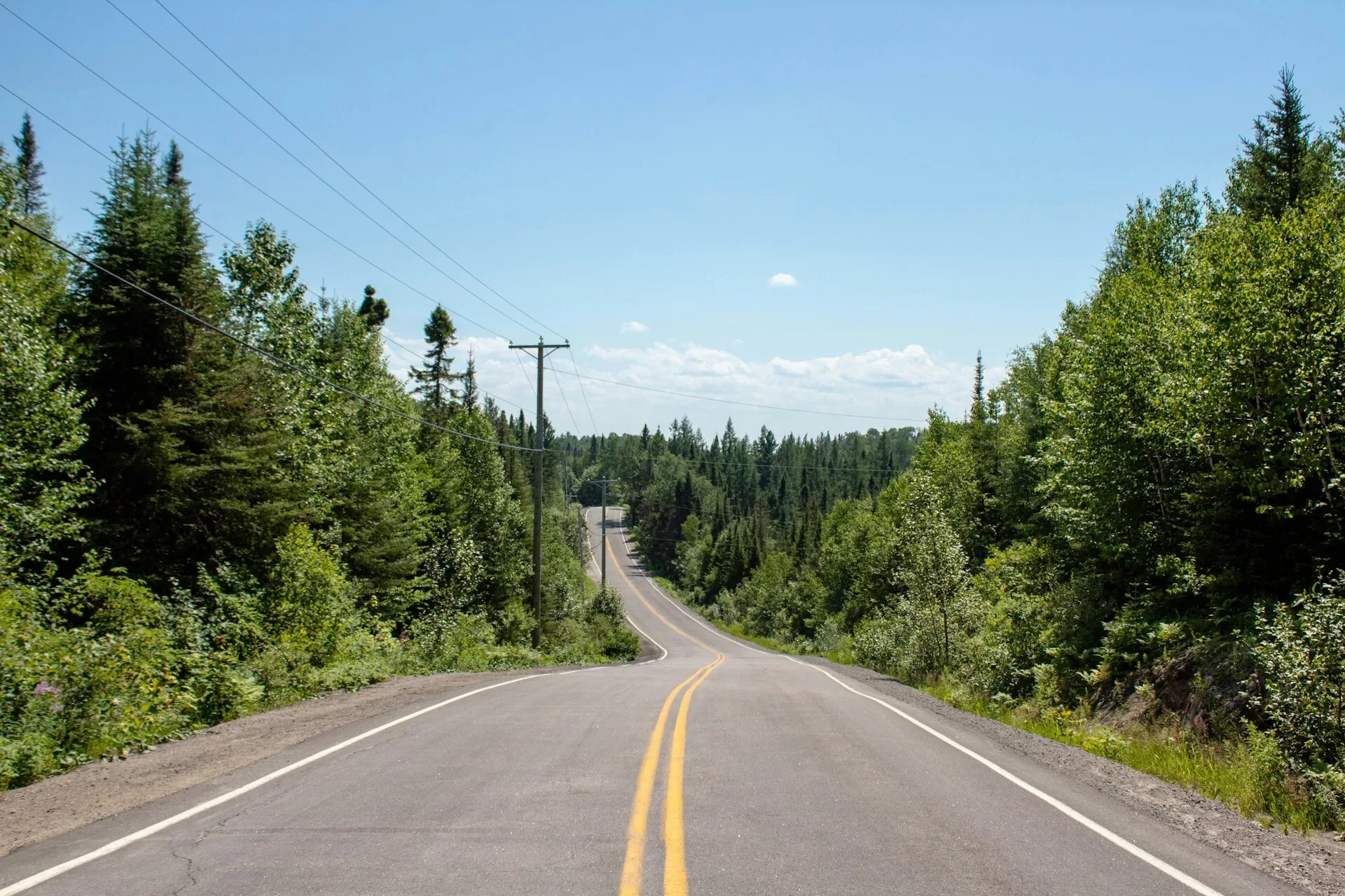 Een autoweg door de natuur van West Bay in Nova Scotia