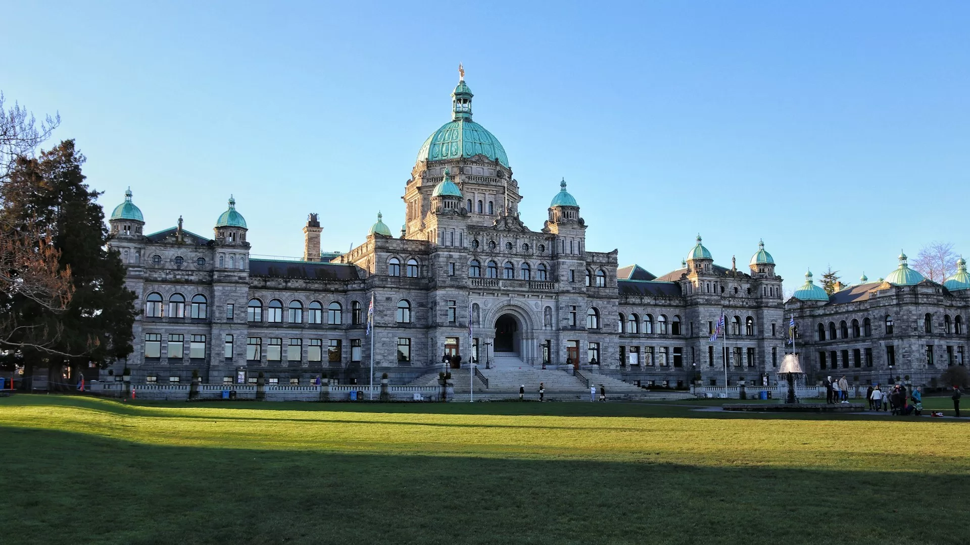 Legislative Assembly of British Columbia op een zonnige dag in Victoria, met blauwe lucht en historische architectuur