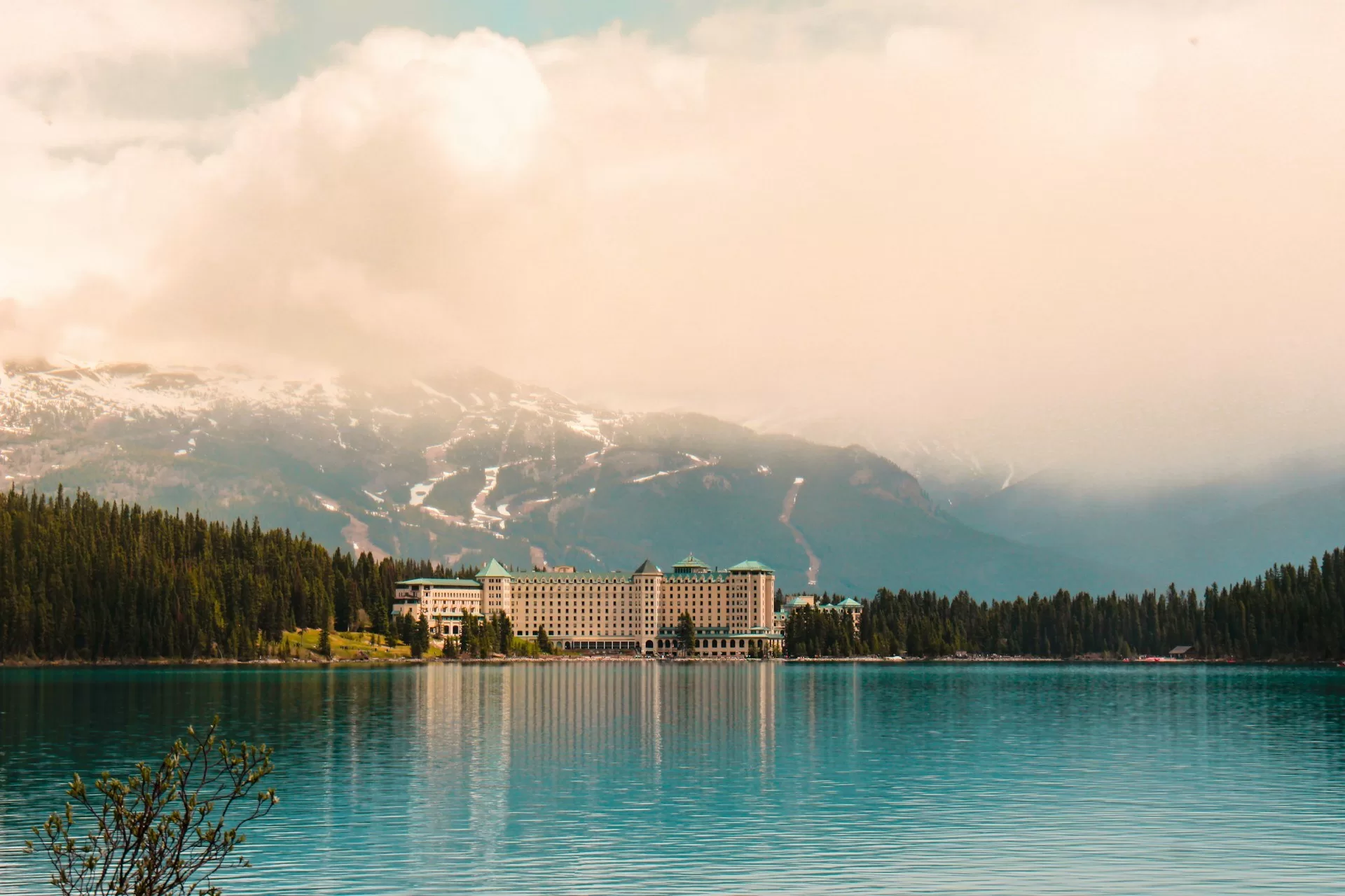 Uitzicht over Lake Louise met op de achtergrond het Fairmont hotel