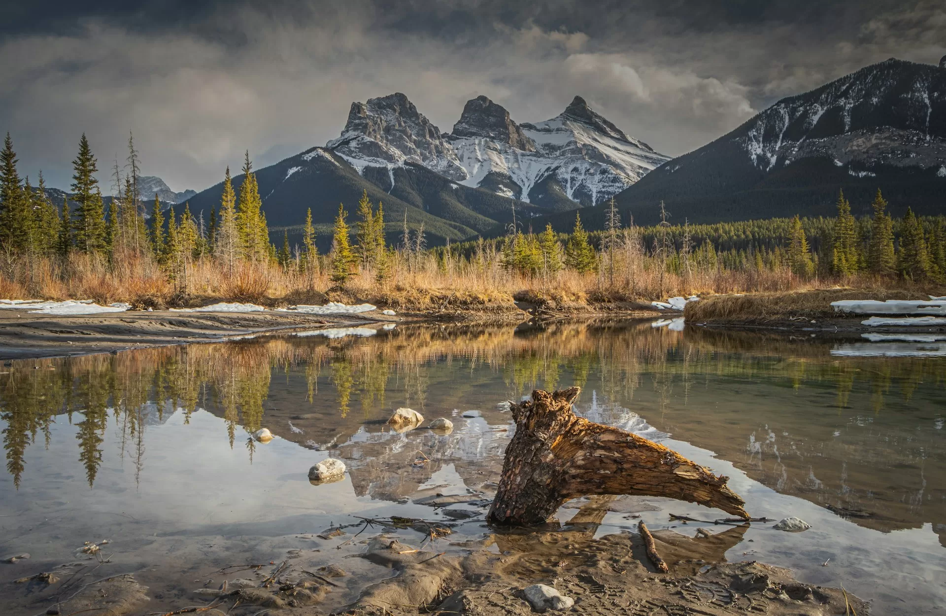 Three Sisters Lake met besneeuwde bergen op de achtergrond in Canmore
