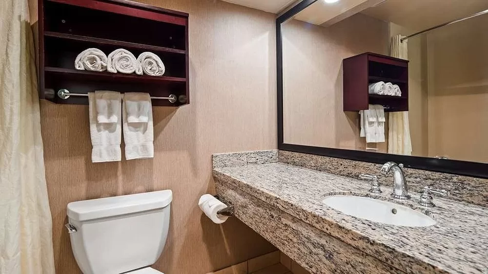 Badkamer in een hotelkamer in het Hotel Best Western Plus Redondo Beach Inn Redondo Beach