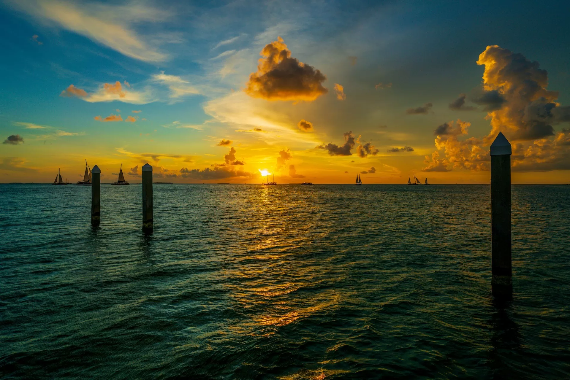 Zonsondergang boven zee met bootjes in de verte bij Key West, Florida