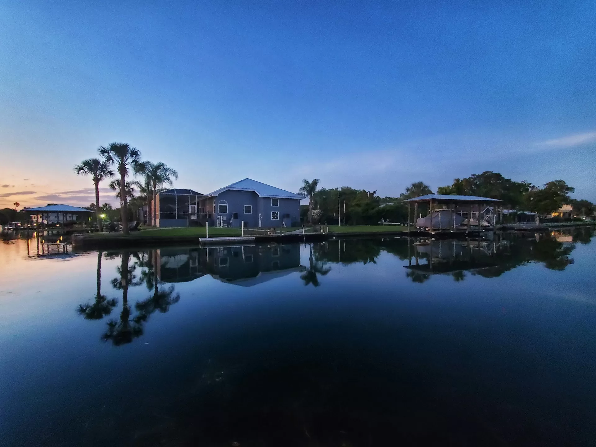 Huizen aan het water van de rivier in Crystal River