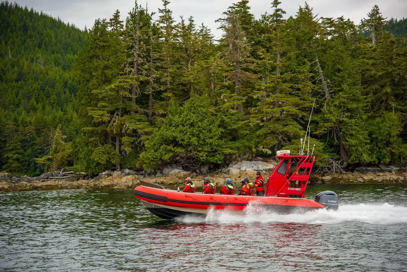 Een speedboot over de wateren van Port Hardy in British Columbia