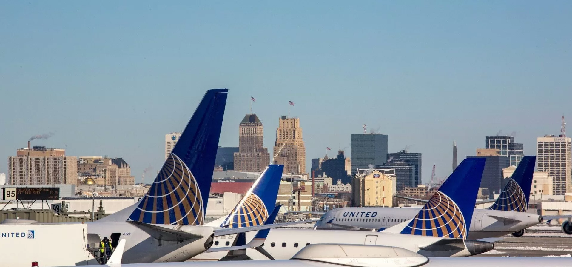 United Airlines vliegtuigen op de grond met iconische livery op de staarten.