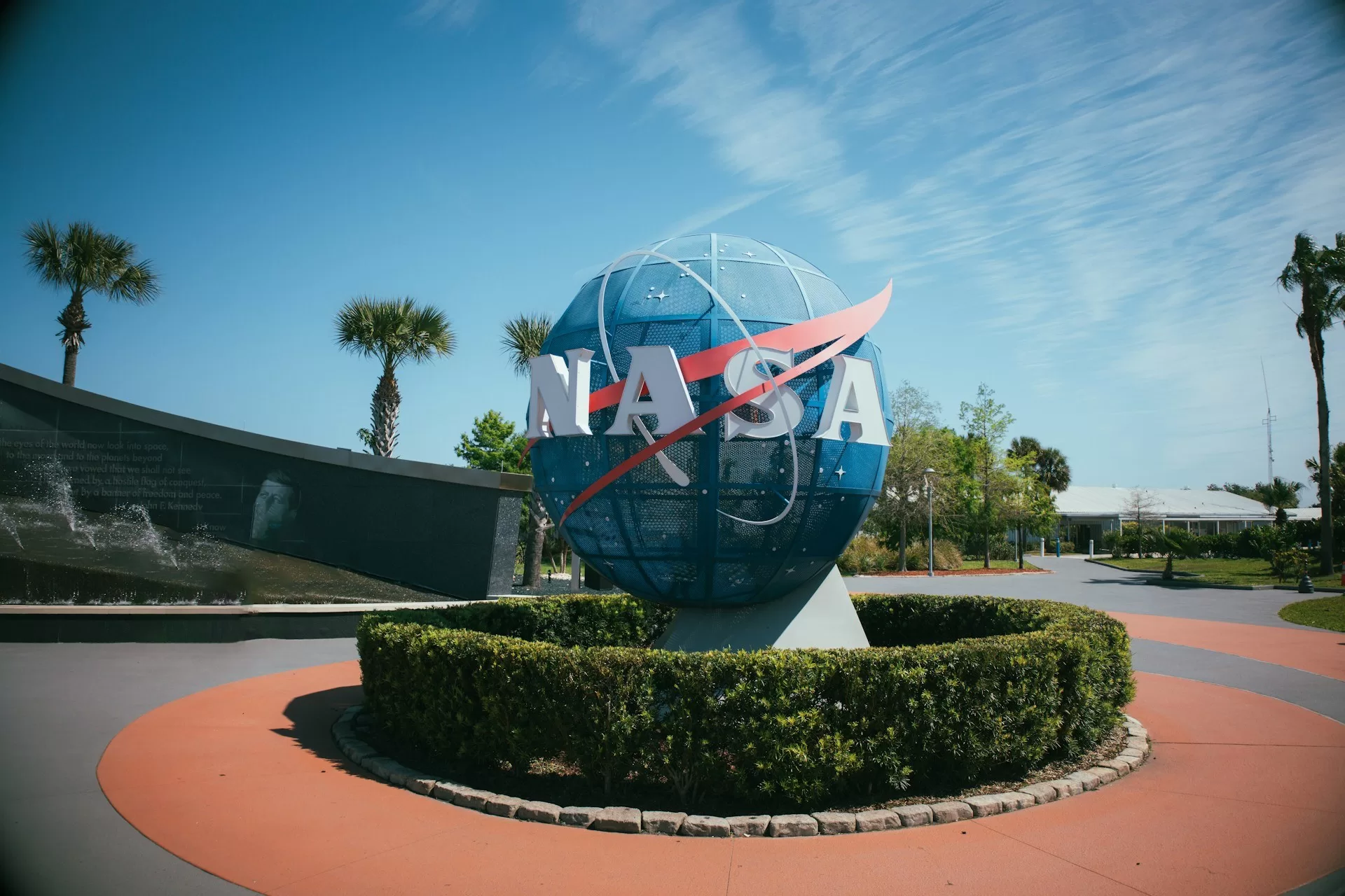 Het Nasa Symbool bij de ingang van het Kennedy Space Center in Titusville Florida