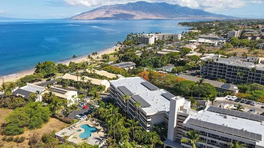 Luchtfoto van het Hotel Aston at the Maui Banyan Kihei aan de zee