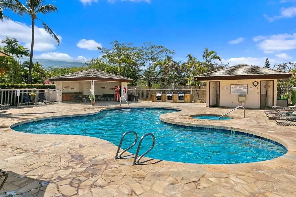 Buitenzwembad met jacuzzi bij het Hotel Aston at the Maui Banyan Kihei