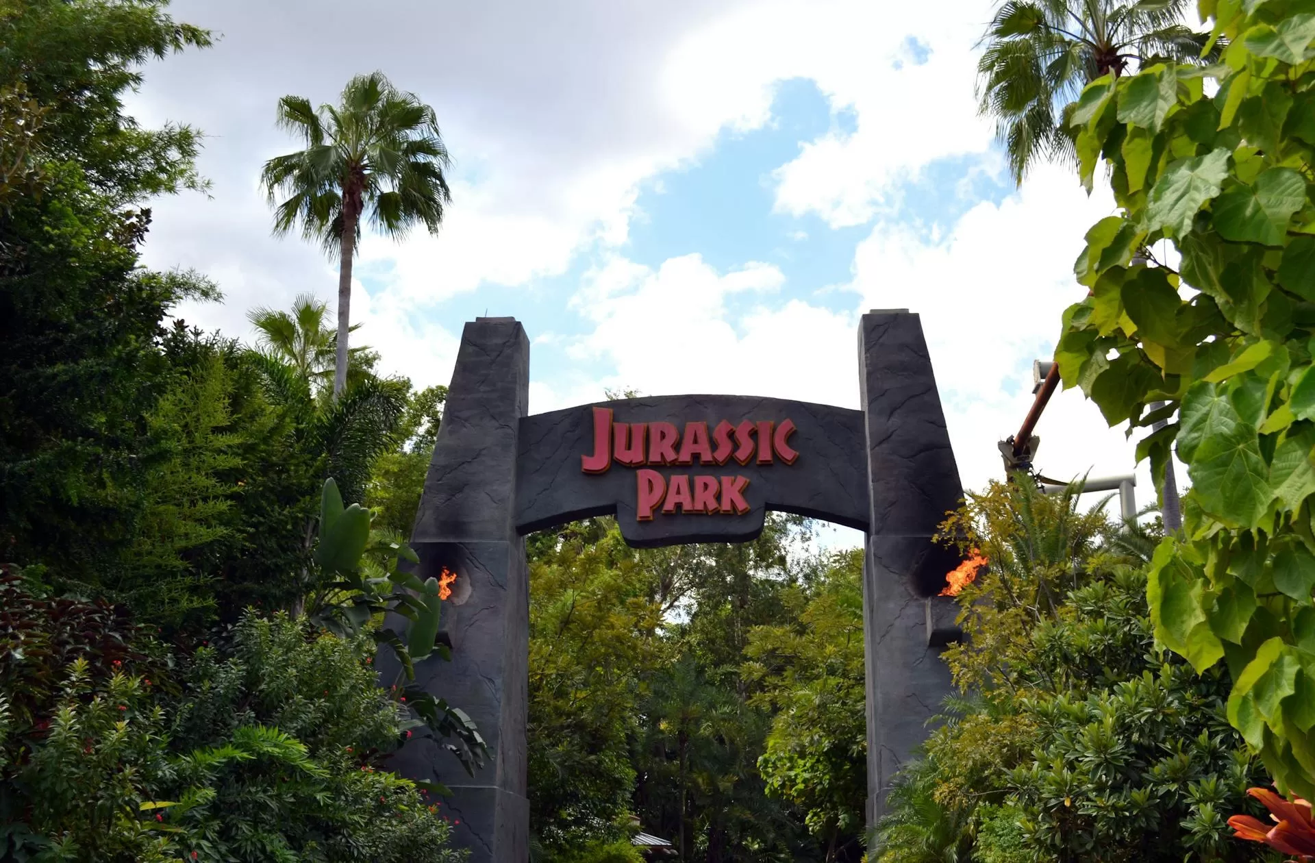 Jurassic Park toegangspoort in Universal Orlando Florida op een zonnige dag, themagebied met dinosaurussen