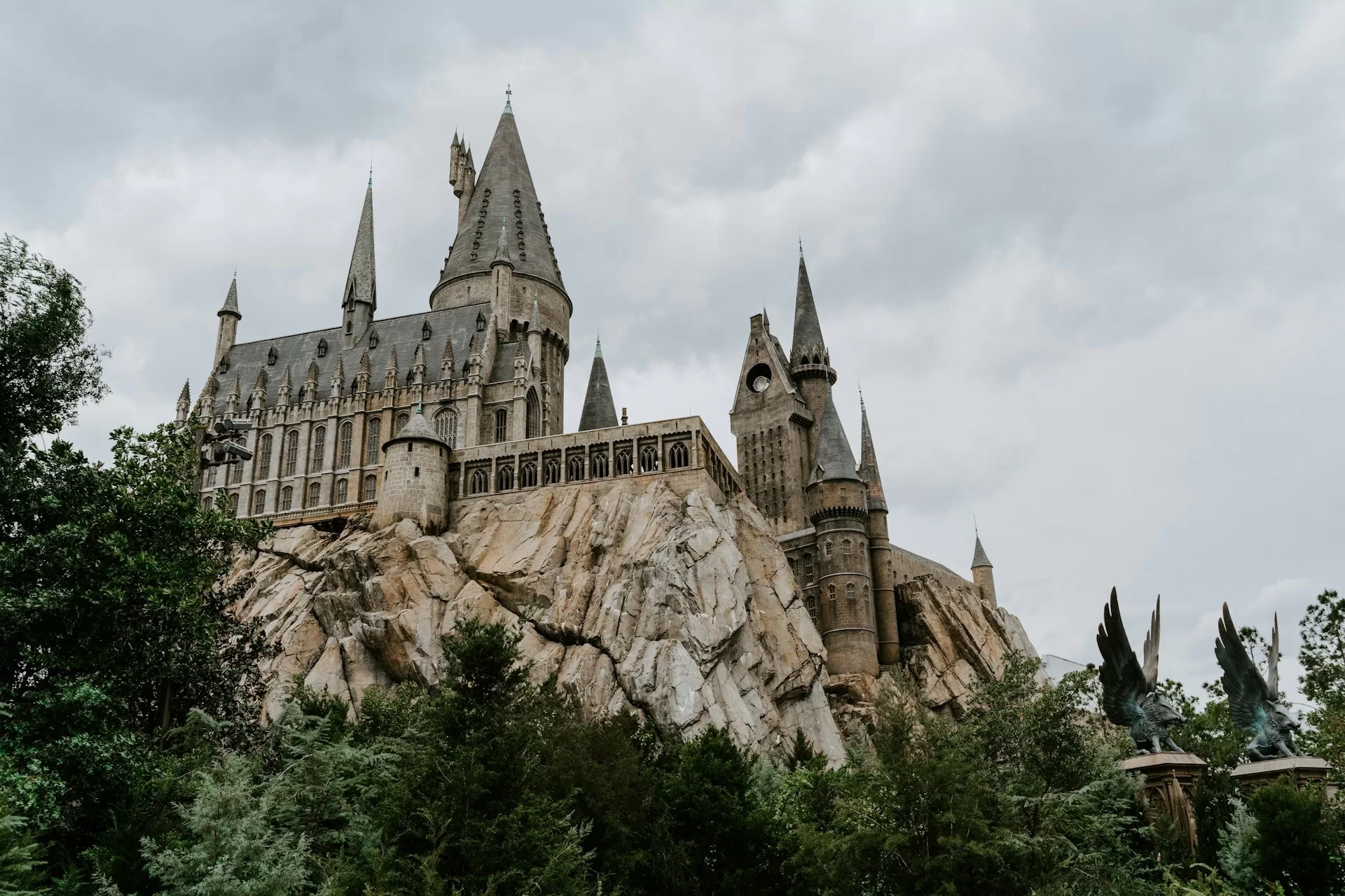 Hogwarts kasteel in The Wizarding World of Harry Potter, Universal Orlando, op een bewolkte dag