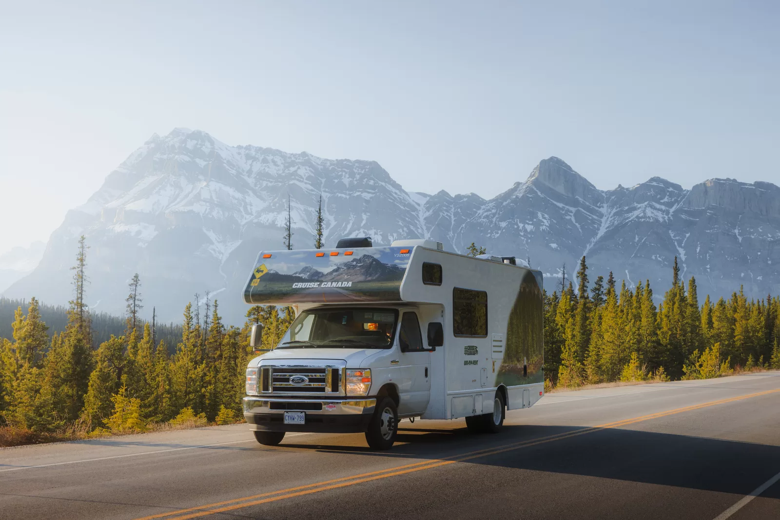 Een Cruise Canada camper tussen de besneeuwde bergen