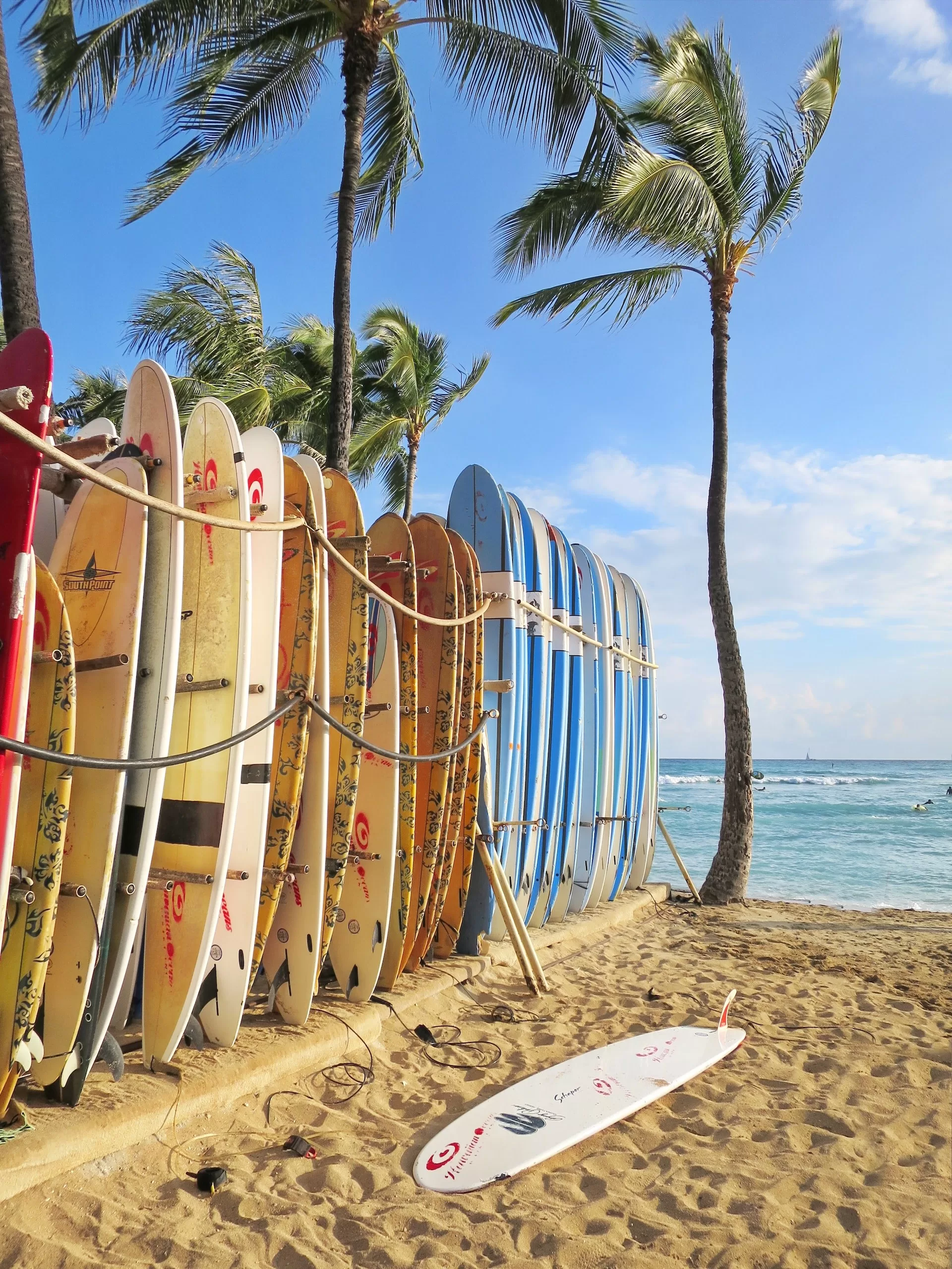 Surfplanken op het strand van Waikiki in Honolulu