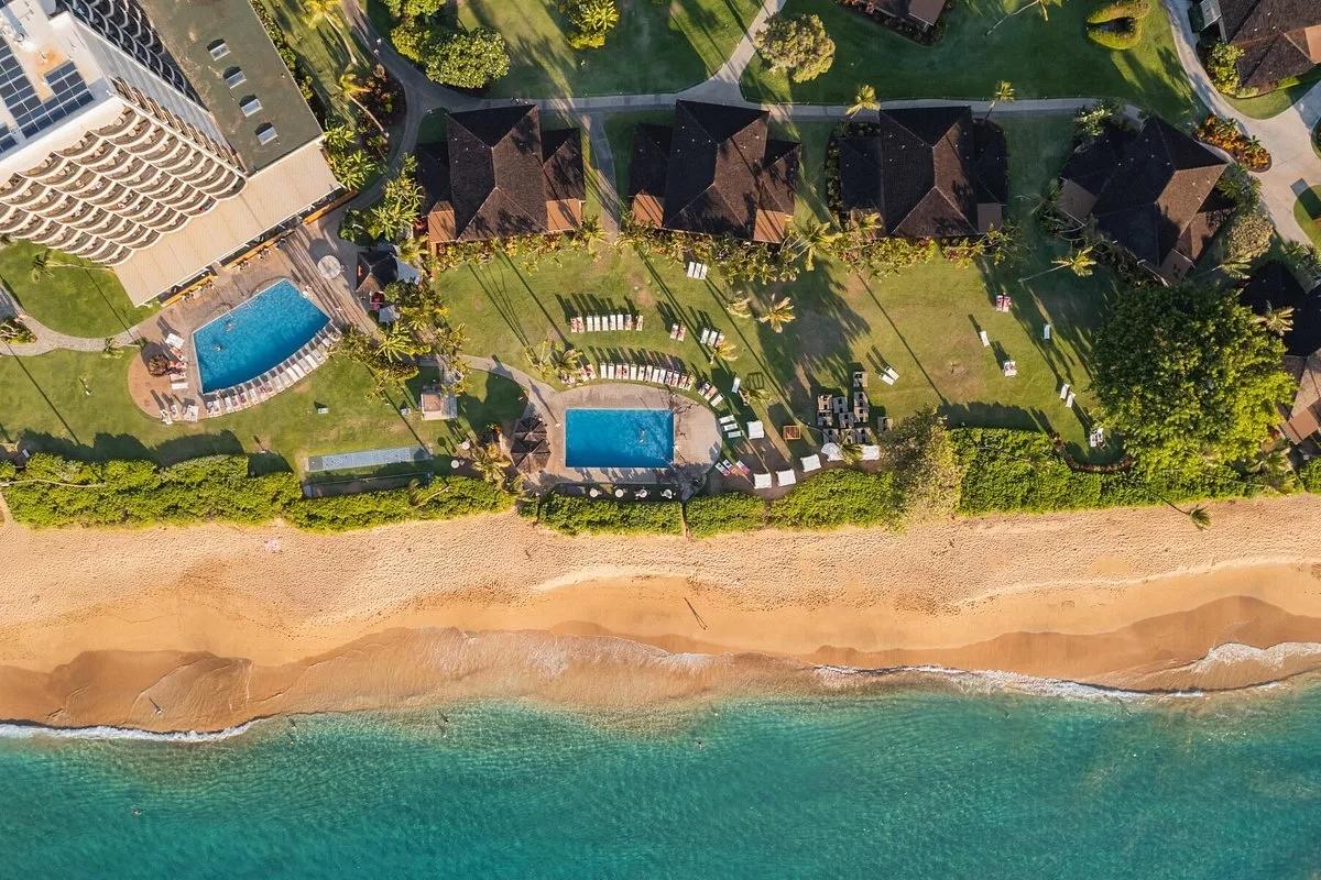 Luchtfoto van het Hotel Lahaina Resort Bungalows Lahaina aan het strand