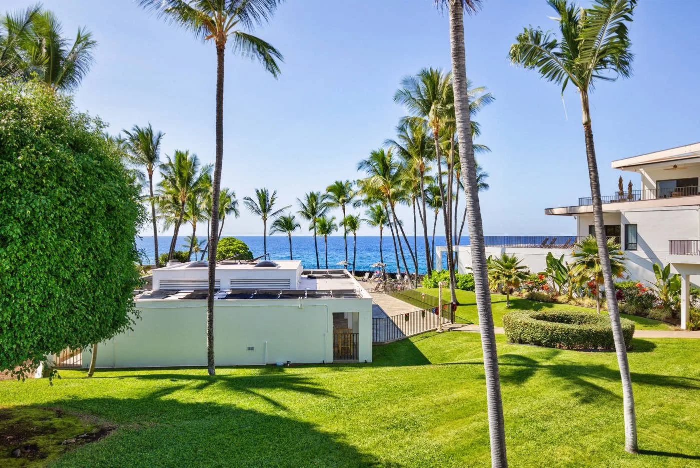 Exterior van het Royal Sea Cliff Kona By Outrigger aan de kust
