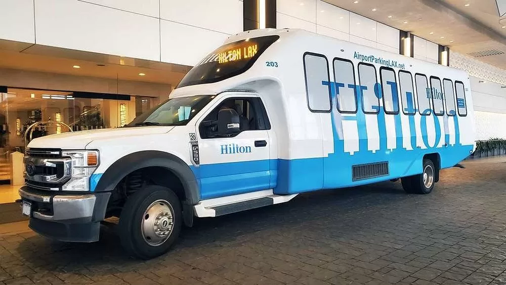 Shuttlebus van het Hotel Hilton Los Angeles Airport Los Angeles die je naar het vliegveld brengt