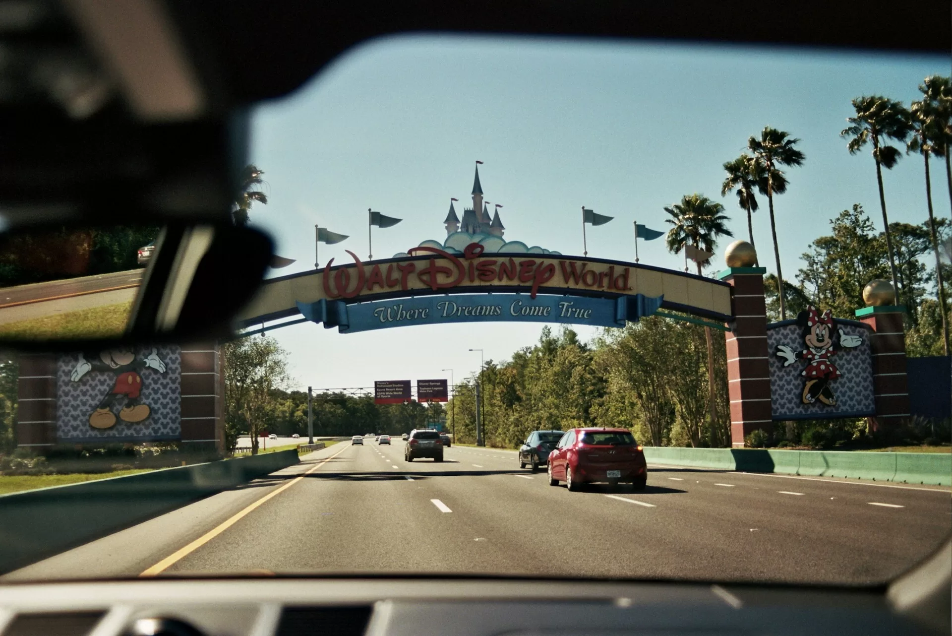 De entree van Walt Disney World Florida vanuit een rijdende auto