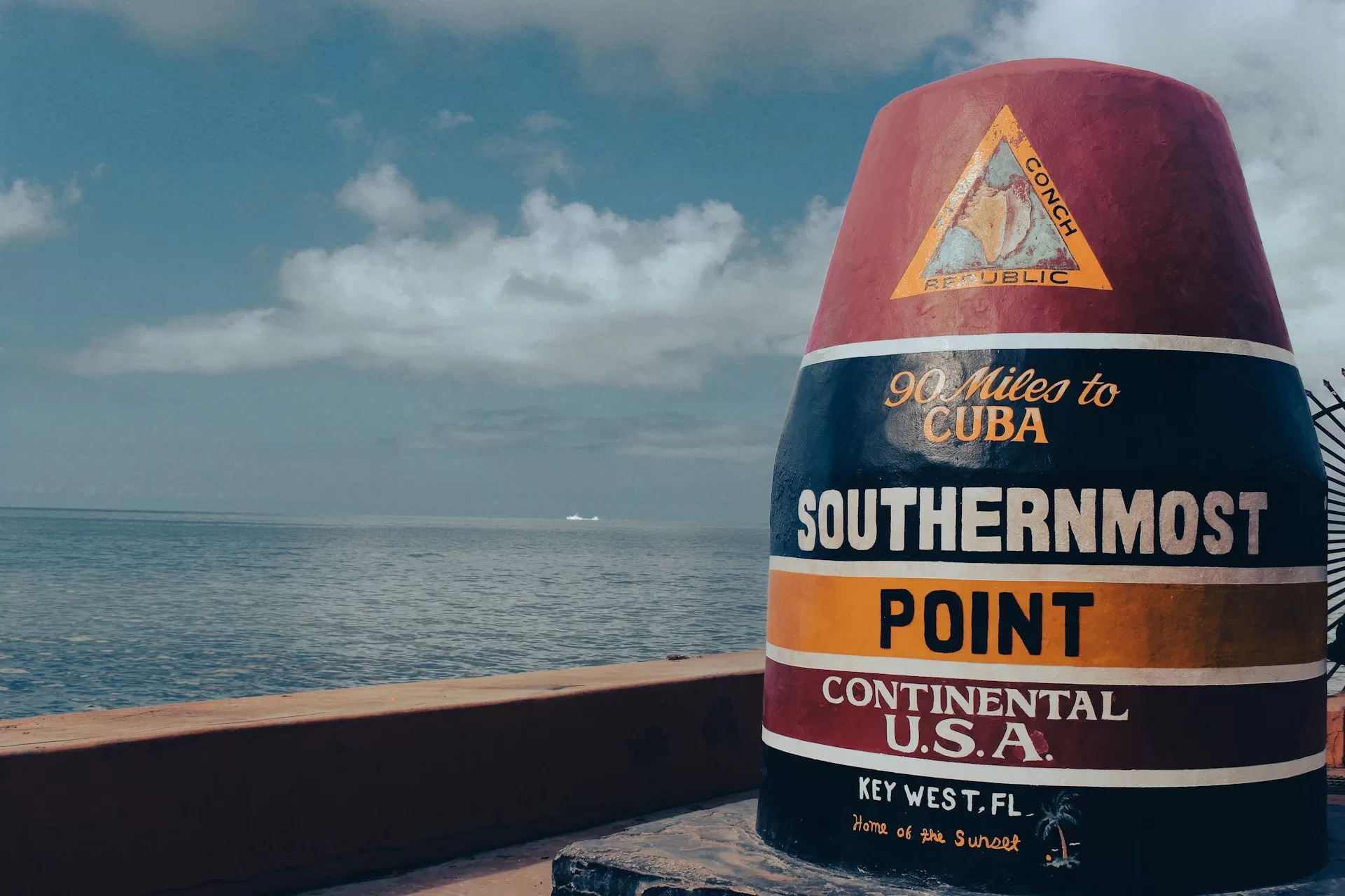 Denkmal am südlichsten Punkt der USA in Key West, Florida, mit Blick aufs Meer und der Aufschrift „90 miles to Cuba“.