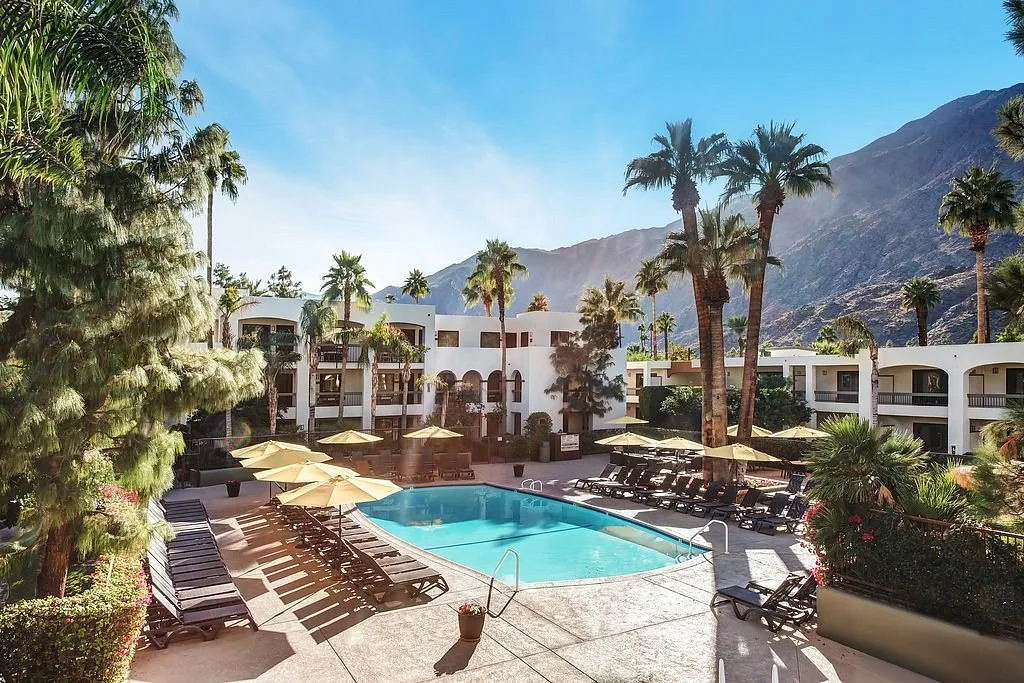 Ligbedjes en parasols aan het buitenzwembad bij het Palm Mountain Resort Palm Springs
