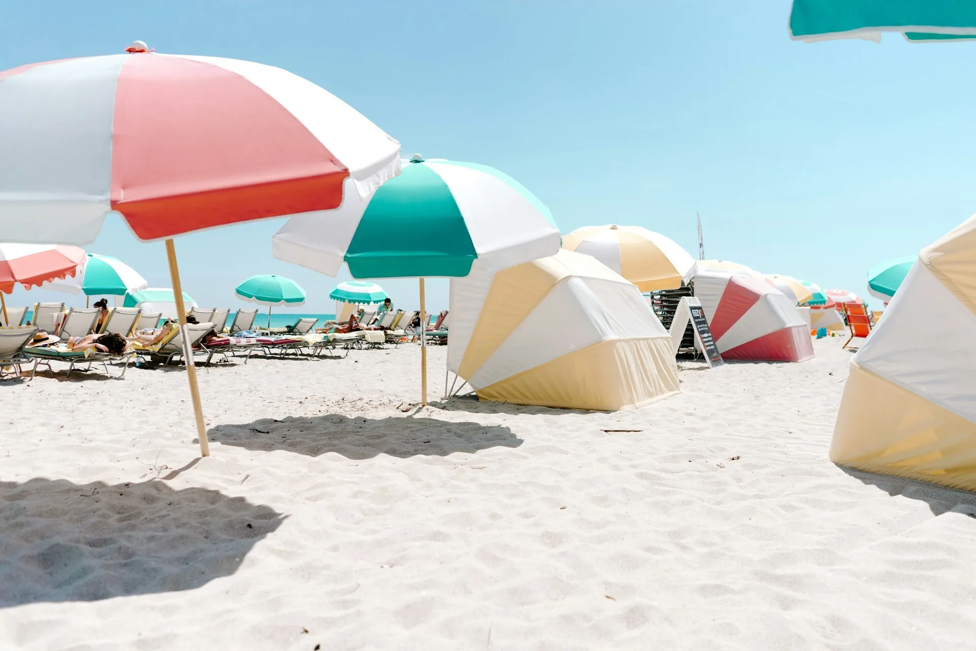 Gekleurde parasols op Miami Beach