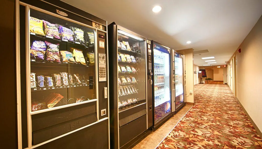 Eet-en drinkautomaten op een gang van het Hotel Inn Conference Centre Charlottetown