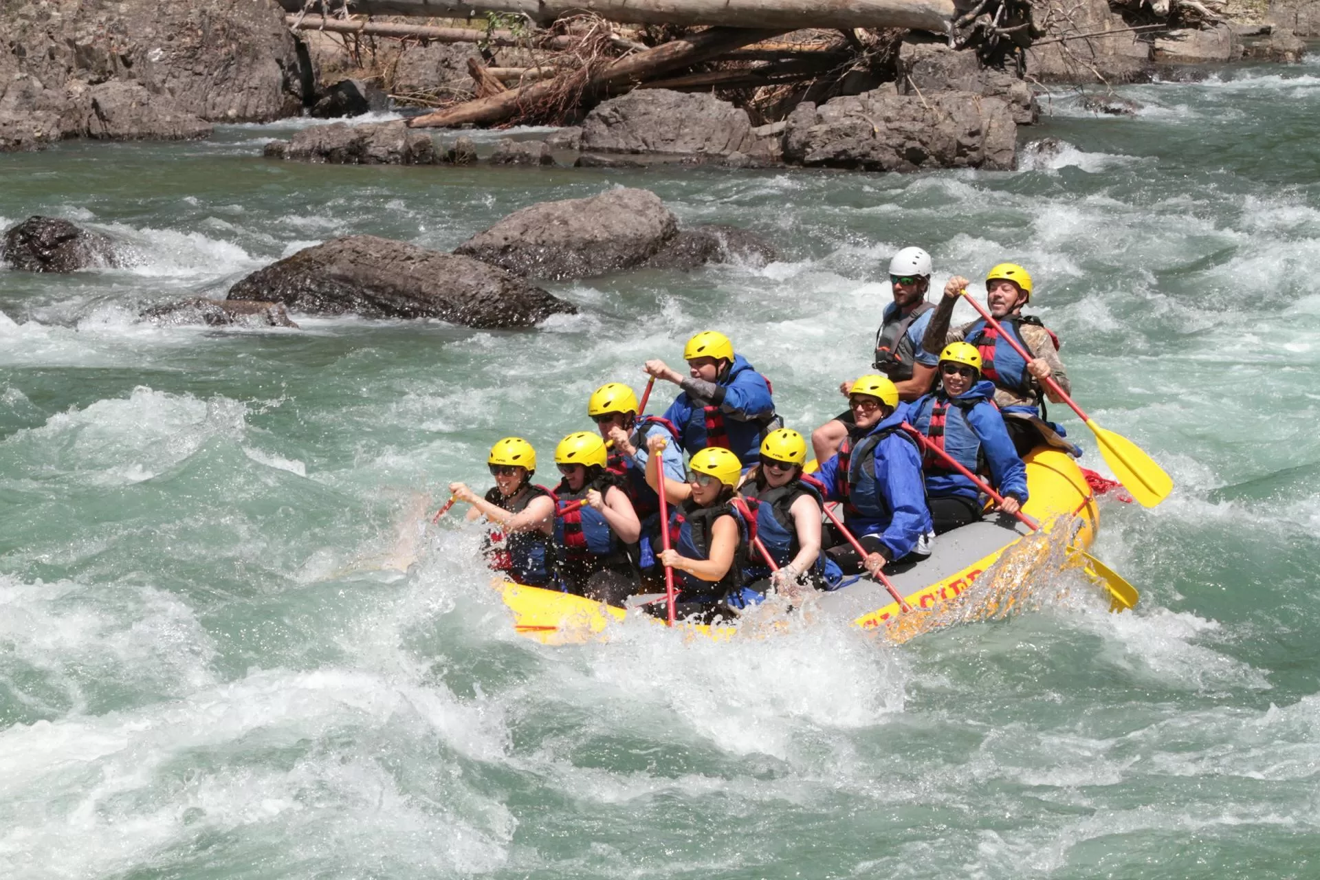 Mensen in gele boot raften op de ruige Colorado River, avontuurlijk wildwater in natuurgebied
