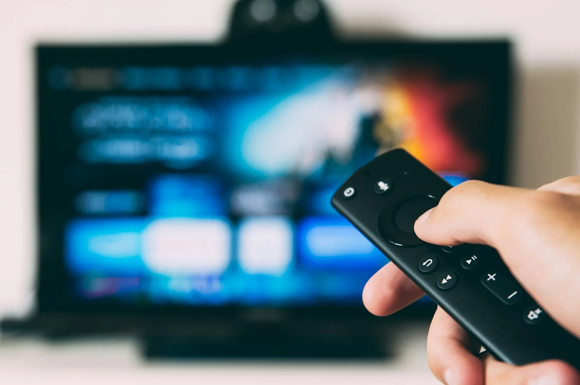 TV-kastje scherp op de voorgrond, wazig tv-scherm op de achtergrond