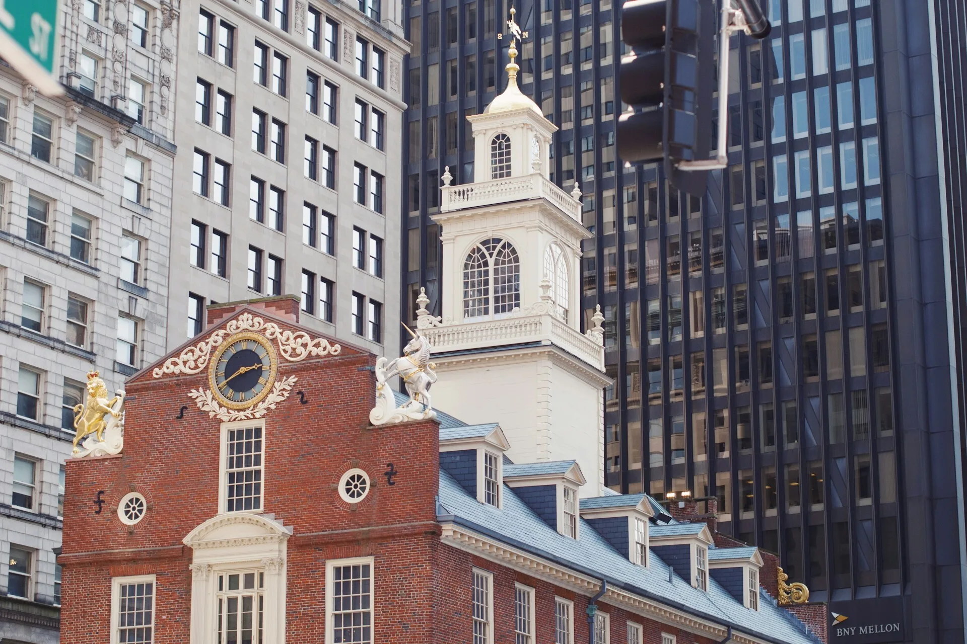 Het historische Old Massachusetts State House in Boston met moderne wolkenkrabbers op de achtergrond