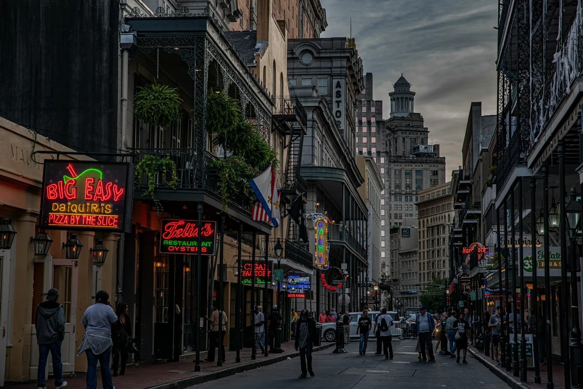 De avond valt in het muzikale Bourbon street in New Orleans