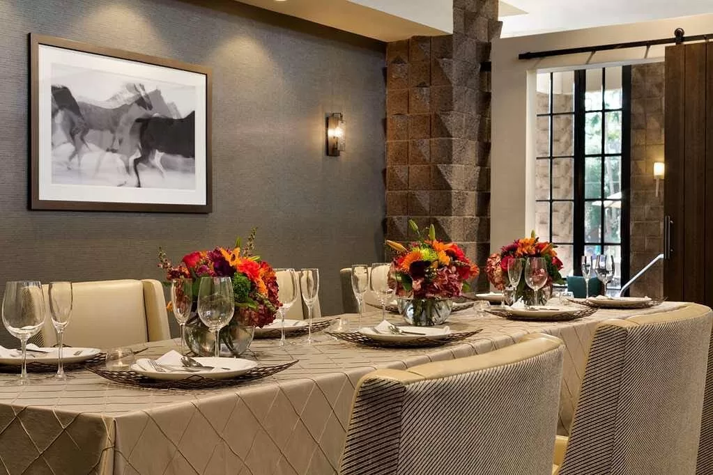 Een gedekte eettafel in het restaurant van het Doubletree Paradise Valley Scottsdale