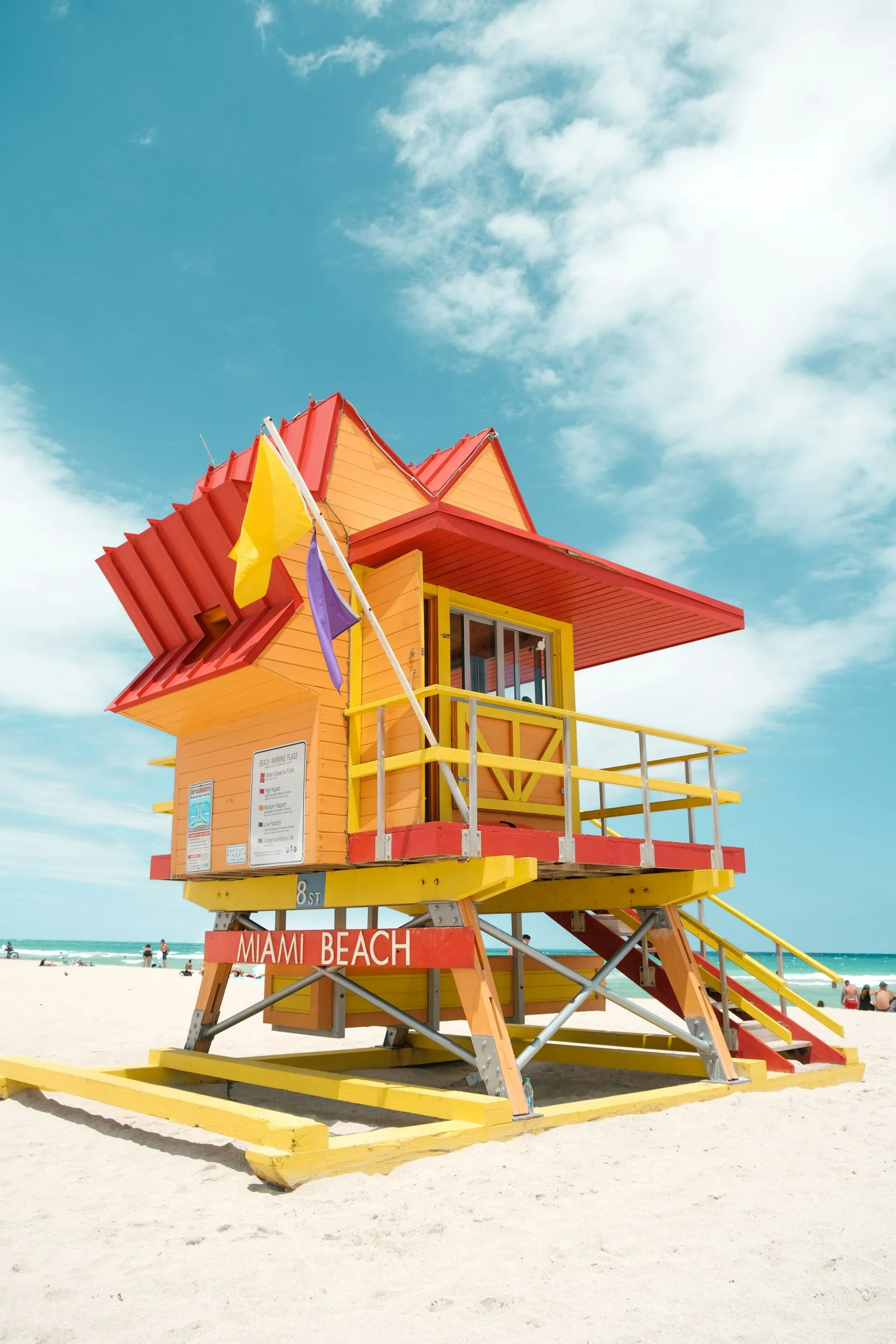 Oranje lifeguard tower op het witte strand van Miami Beach, Florida