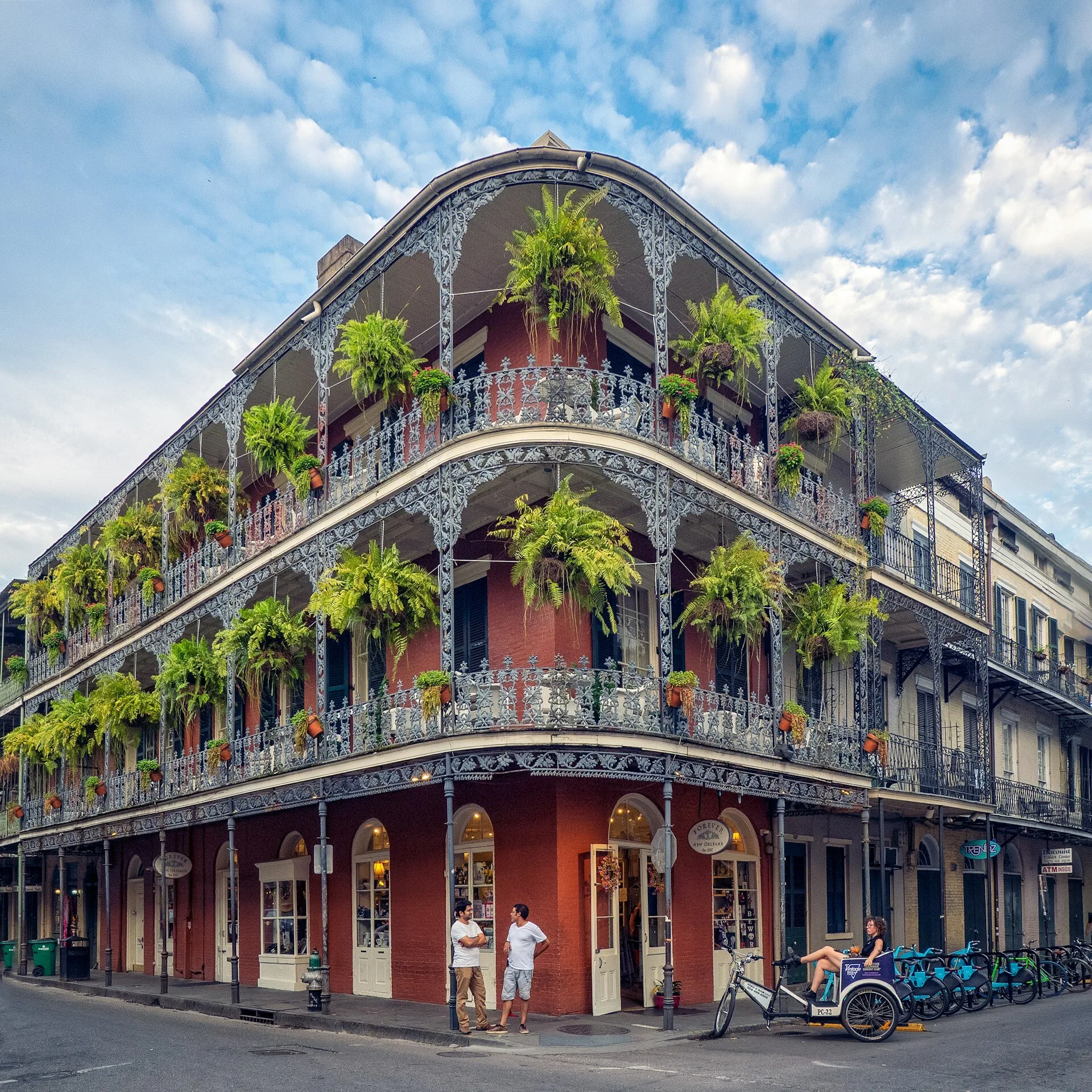 Authentiek hoekpand met de charmante balkons met bloembakken in French Quarter New Orleans