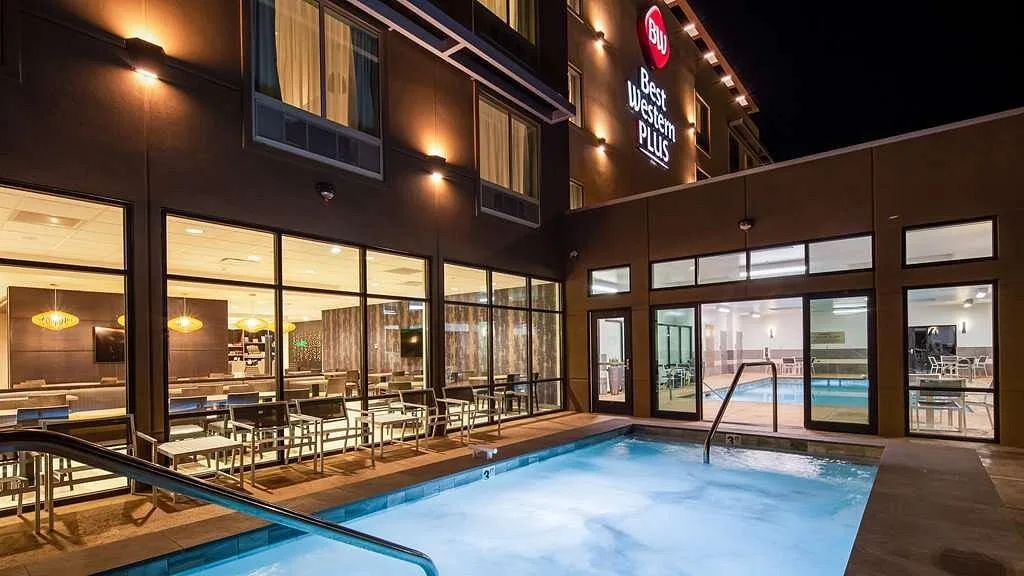 Buitenzwembad bij het Best Western Washington Settlers in de nacht