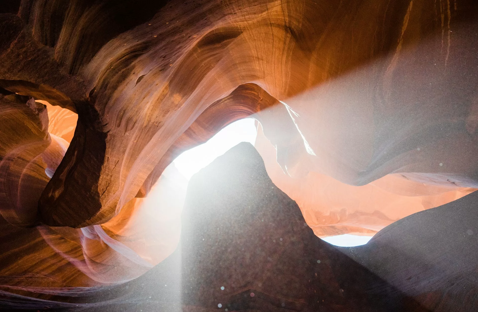 Uitzicht omhoog in Antelope Canyon, met golvende rode rotsformaties en invallend zonlicht