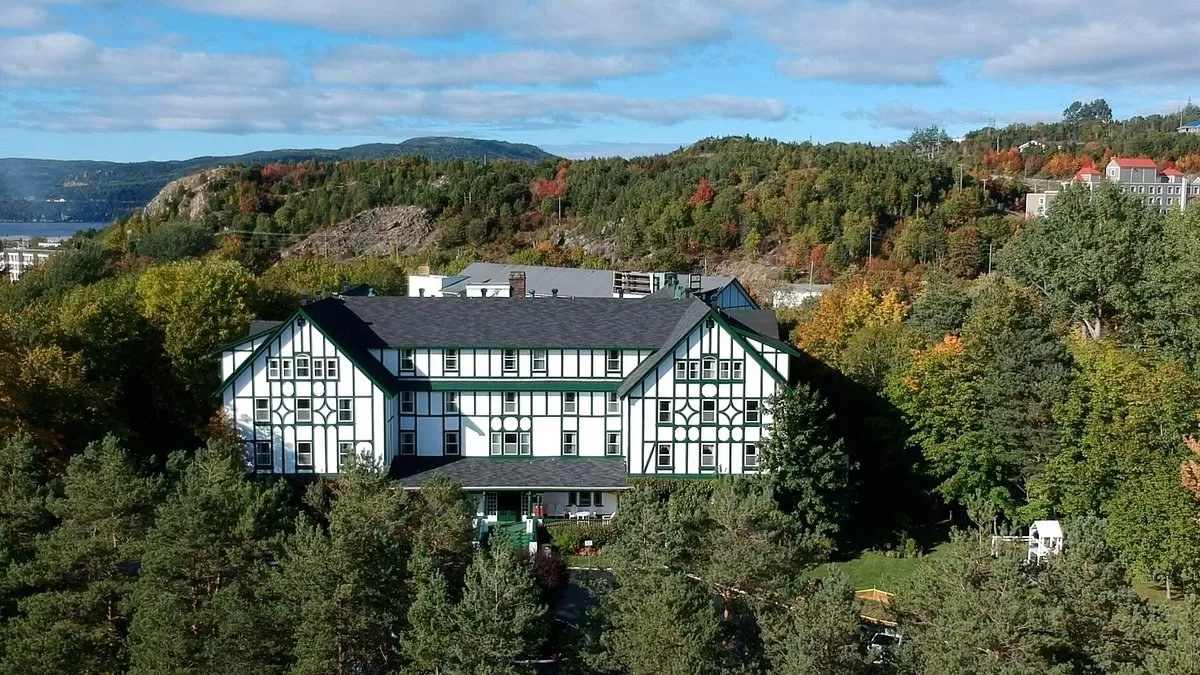 Luchtfoto van het Hotel Glynmill Inn Corner Brook tussen de bossen