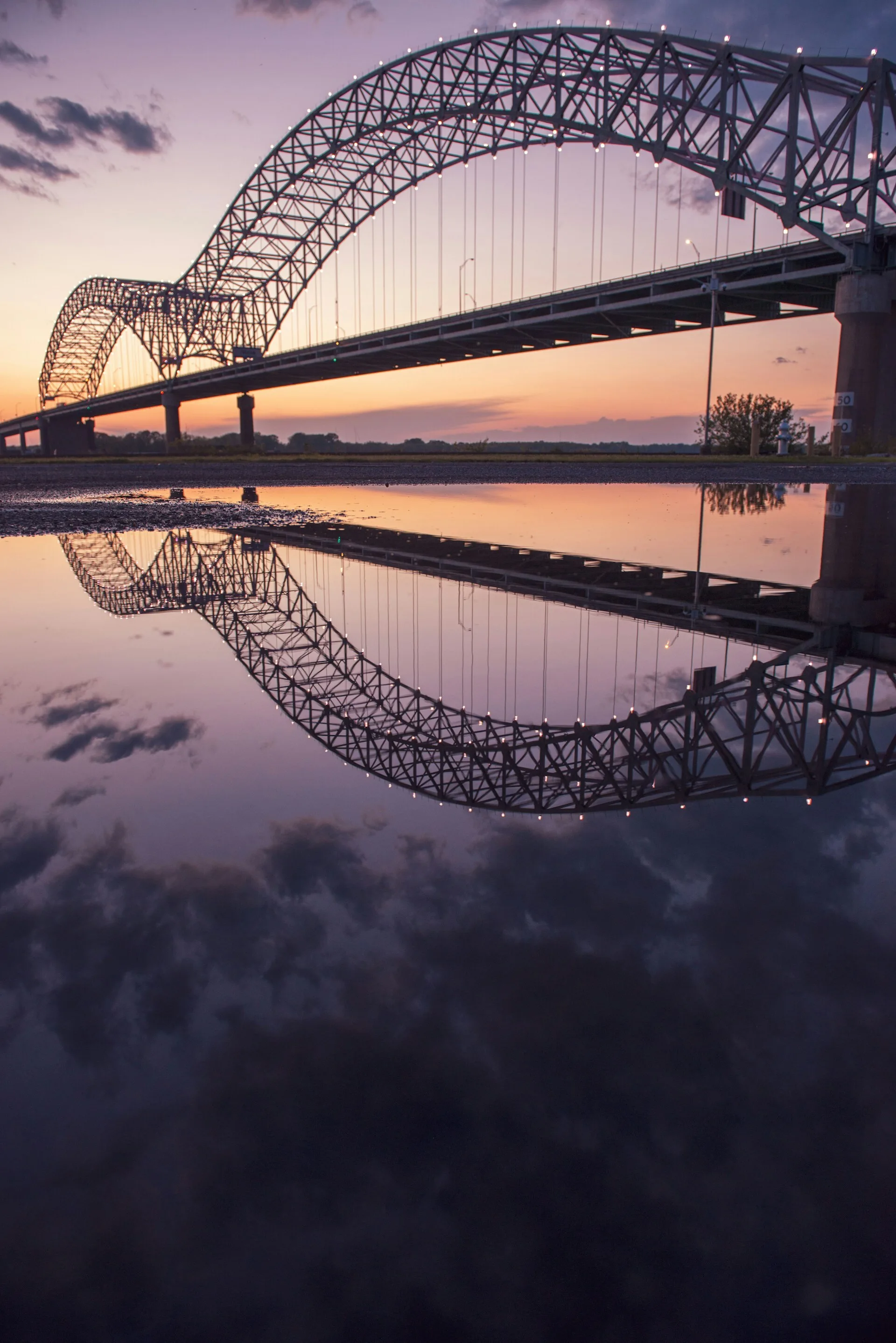 De Hernando deSoto Bridge over de Mississippi River, Memphis Tennessee bij zonsondergang