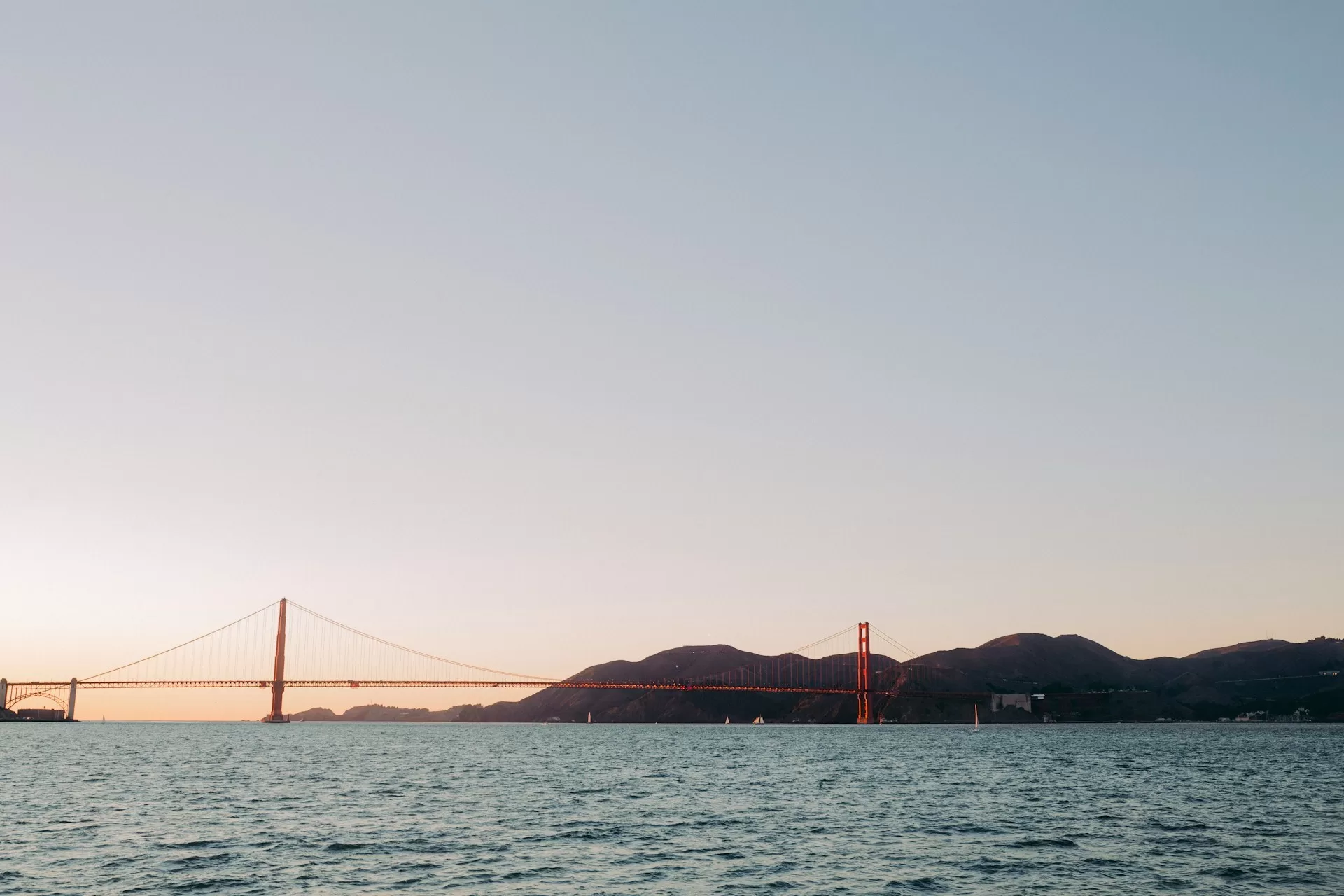 Golden Gate Bridge gezien vanaf het water, iconisch uitzicht op San Francisco’s beroemde brug