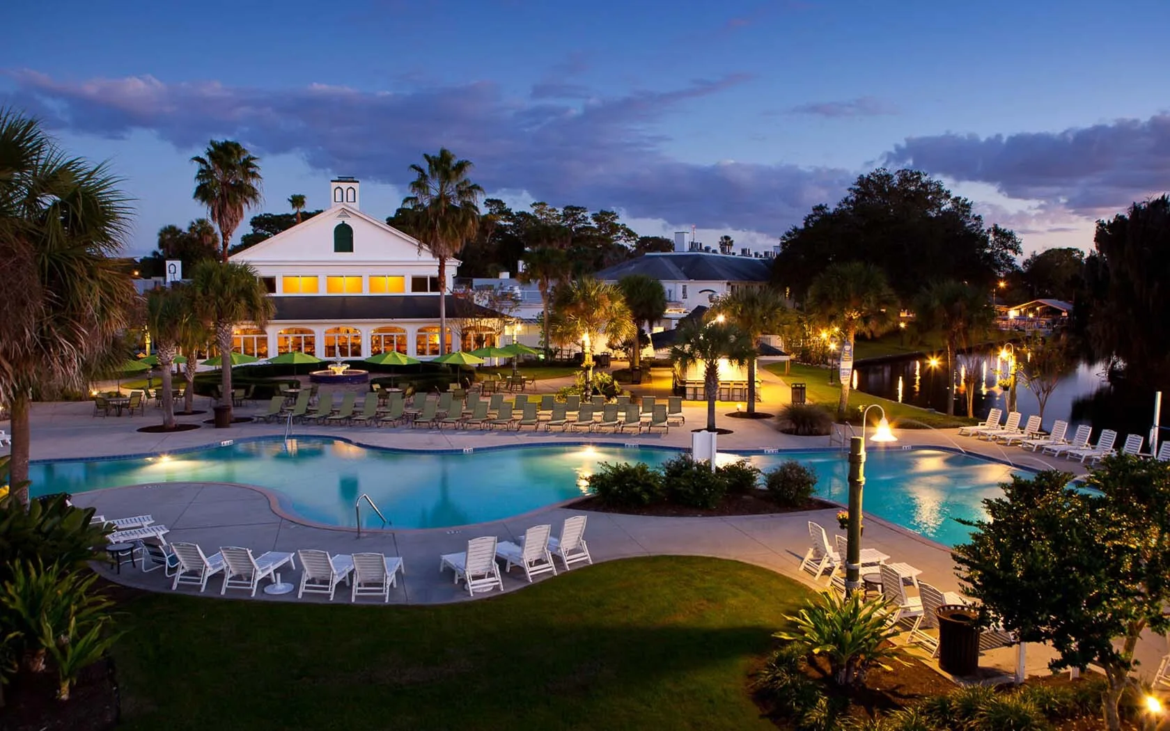Buitenzwembad met ligstoelen bij het Hotel Plantation Resort Crystal River
